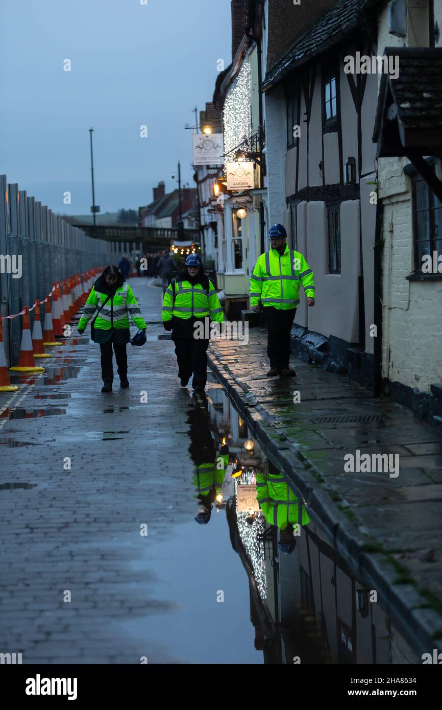 Bewdley, Worcestershire, UK. 11th Dec, 2021. The River Severn at Bewdley, Worcestershire rises to a threatening level as the Environment Agency erects its flood barriers. The river floods most years after rainfall in Wales Credit: Peter Lopeman/Alamy Live News Stock Photo