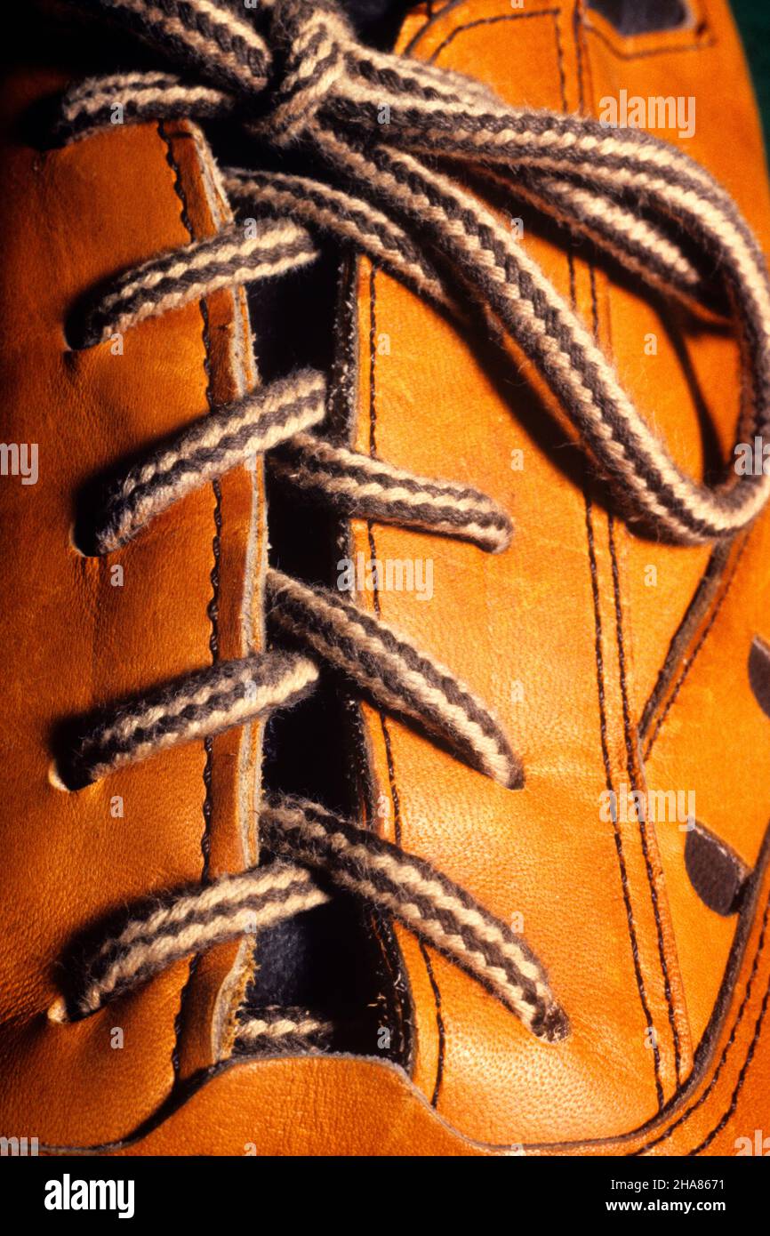 1980s TIED SHOELACE IN BROWN LEATHER LACEUP SHOE 023453 VRE001 HARS