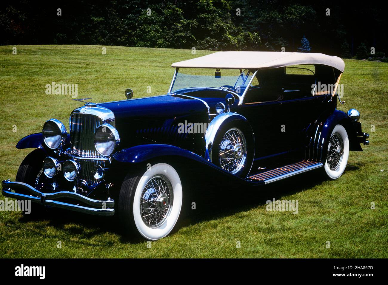 1920s ANTIQUE CAR A MODEL J DUESENBERG DUAL COWL PHAETON 1928 - 057797 RSS001 HARS VEHICLES INDIANAPOLIS PHAETON CLASSY STATUS SYMBOL TIRES WELL-TO-DO 1928 EXPENSIVE OLD FASHIONED RARE Stock Photo