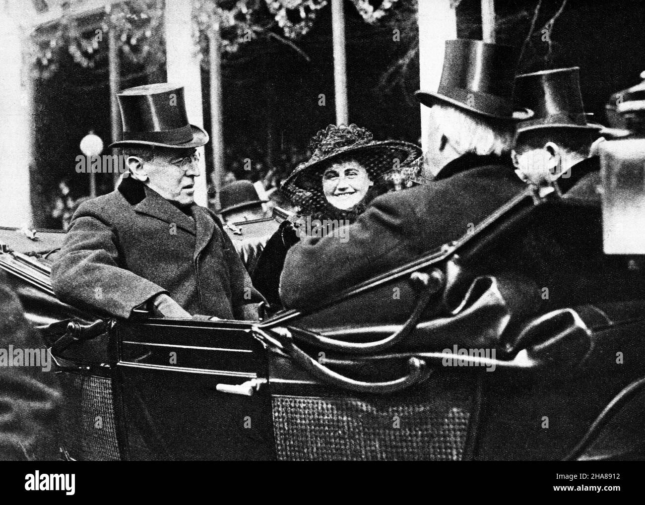 1910s PRESIDENT AND MRS. WOODROW WILSON IN OPEN CARRIAGE ON OCCASION OF HIS SECOND INAUGURATION MARCH 4, 1917 - h9423 HAR001 HARS WOODROW AND DISTRICT OF COLUMBIA LEADERSHIP LOW ANGLE POLITICIAN WORLD WARS OCCASION PRESIDENTIAL WORLD WAR ACADEMIC OCCUPATIONS POLITICS PRESIDENTS CAPITAL INAUGURATION TOP HATS SECOND STYLISH WOODROW WILSON DEMOCRAT WIVES WORLD WAR ONE WW1 1917 BLACK AND WHITE CAUCASIAN ETHNICITY DISTRICT FEDERAL HAR001 MRS. OLD FASHIONED Stock Photo