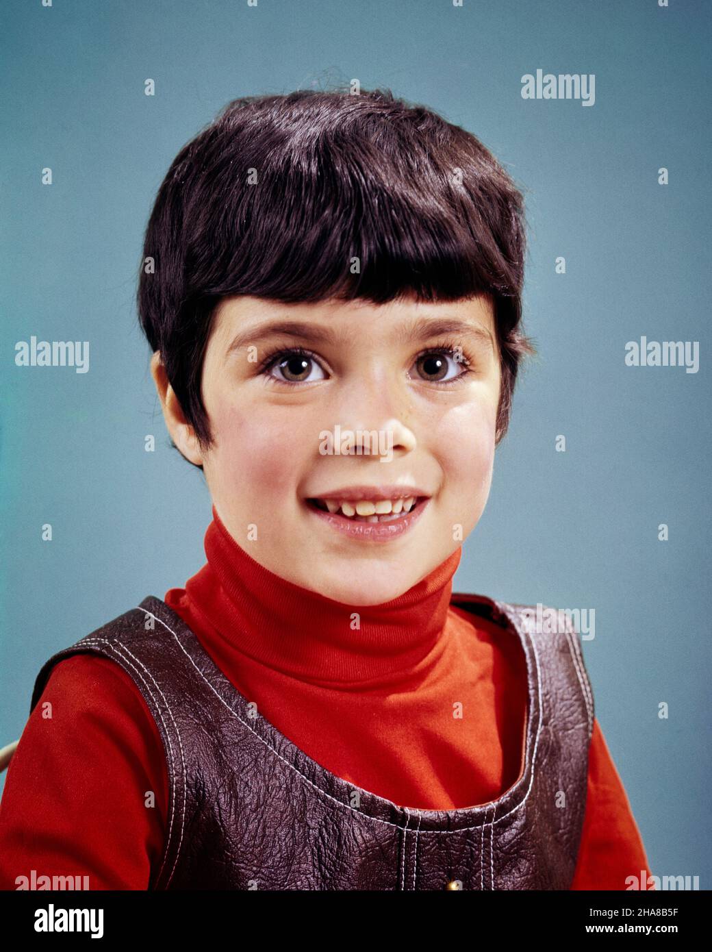 1960s CUTE BRUNETTE GIRL SHORT HAIR WEARING RED TURTLENECK TOP WITH FAUX LEATHER JUMPER SMILING  - kj4183 HAR001 HARS PRETTY HAPPINESS JUMPER HEAD AND SHOULDERS CHEERFUL HAIRSTYLE SMILES FAUX JOYFUL PIXIE PLEASANT AGREEABLE BROWN EYES CHARMING JUVENILES LOVABLE PLEASING ADORABLE APPEALING BANGS CAUCASIAN ETHNICITY HAR001 OLD FASHIONED TURTLENECK Stock Photo