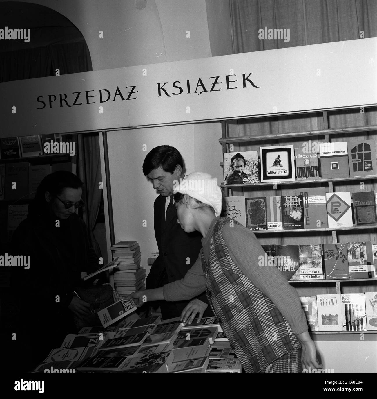 Gdañsk, 1969-11-20. W dniach 20-30 listopada odbywa³y siê ogólnopolskie Dni Ksi¹¿ki Cz³owiek - Œwiat - Polityka. Nz. wystawa ksi¹¿ek spo³eczno - politycznych w sali ekspozycyjnej Ratusza G³ównomiejskiego. kw  PAP/Janusz Uklejewski      Gdansk, Nov. 20, 1969. National Book Days 'Man - World - Politics' were held on November 20-30. Pictured: social and political books on display in the Gdansk town hall.  kw  PAP/Janusz Uklejewski Stock Photo