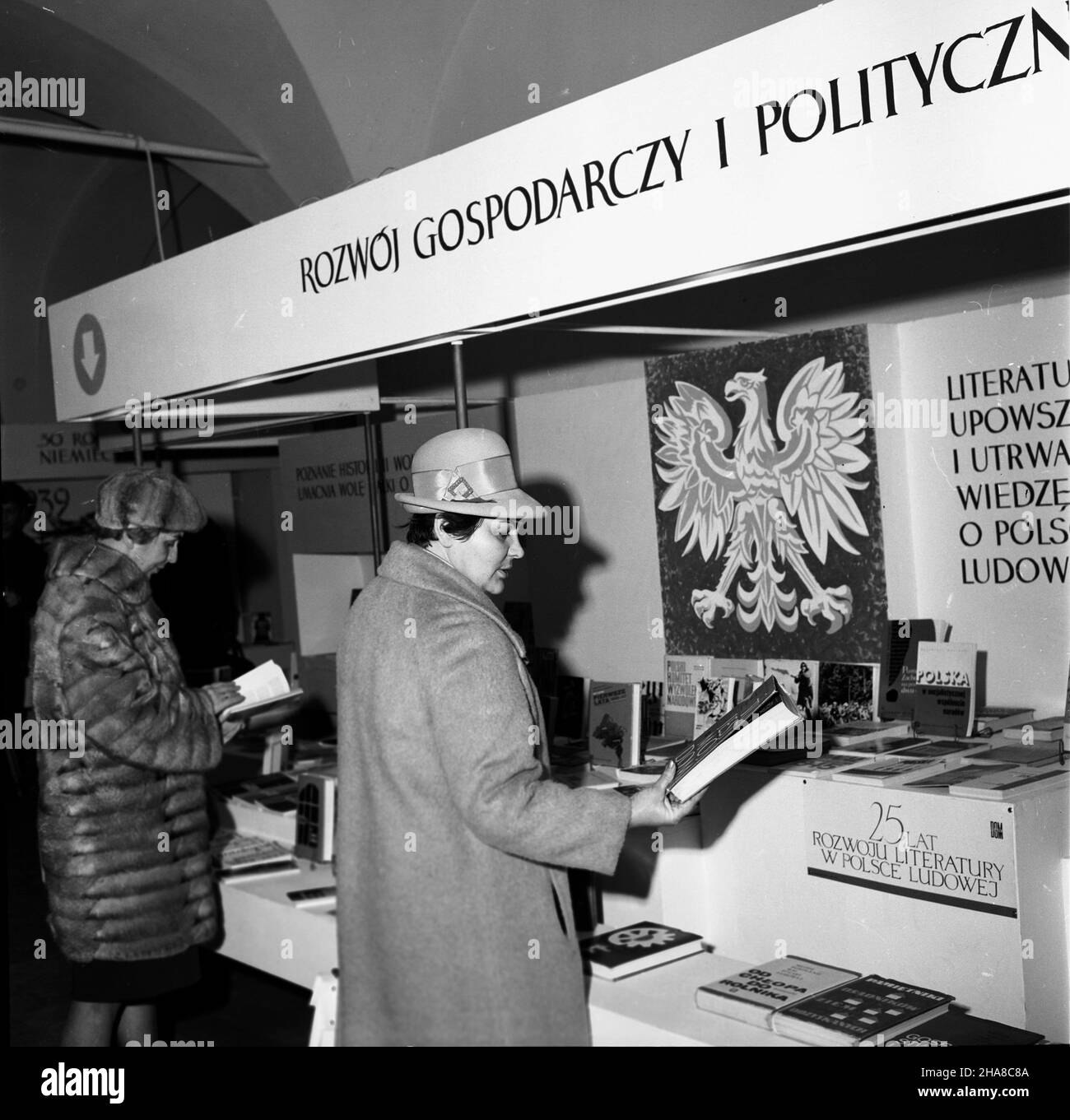 Gdañsk, 1969-11-20. W dniach 20-30 listopada odbywa³y siê ogólnopolskie Dni Ksi¹¿ki Cz³owiek - Œwiat - Polityka. Nz. wystawa ksi¹¿ek spo³eczno - politycznych w sali ekspozycyjnej Ratusza G³ównomiejskiego w Gdañsku. kw  PAP/Janusz Uklejewski      Gdansk, Nov. 20, 1969. National Book Days 'Man - World - Politics' were held on November 20-30. Pictured: social and political books on display in the Gdansk town hall.  kw  PAP/Janusz Uklejewski Stock Photo