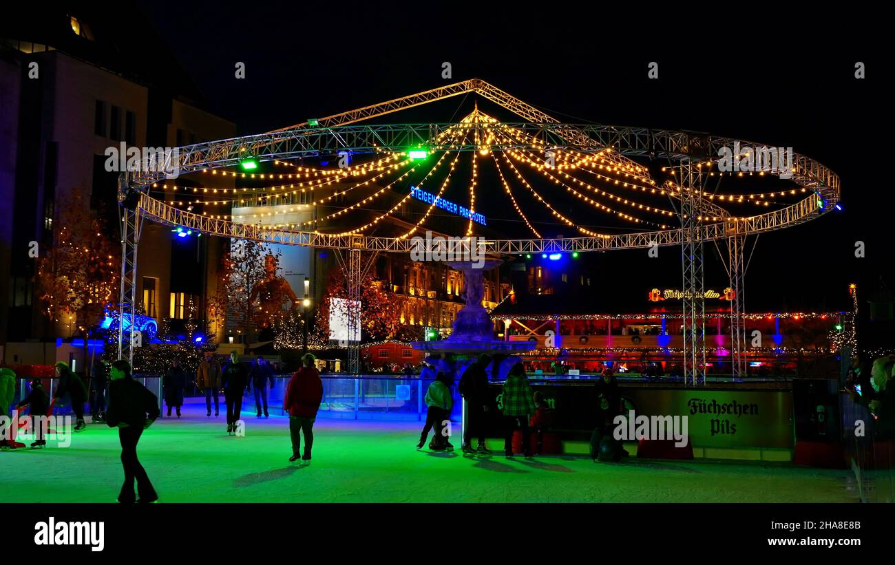Night view of the illuminated ice skating rink at the Christmas market 2021 in downtown Düsseldorf/Germany. Stock Photo