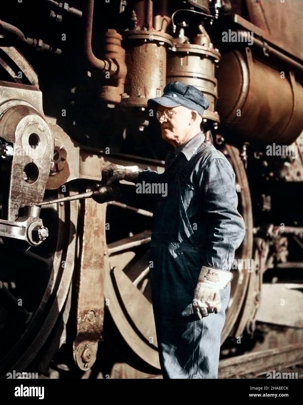 1920s OLDER MAN RAILROAD ENGINEER OILING MOVING DRIVER