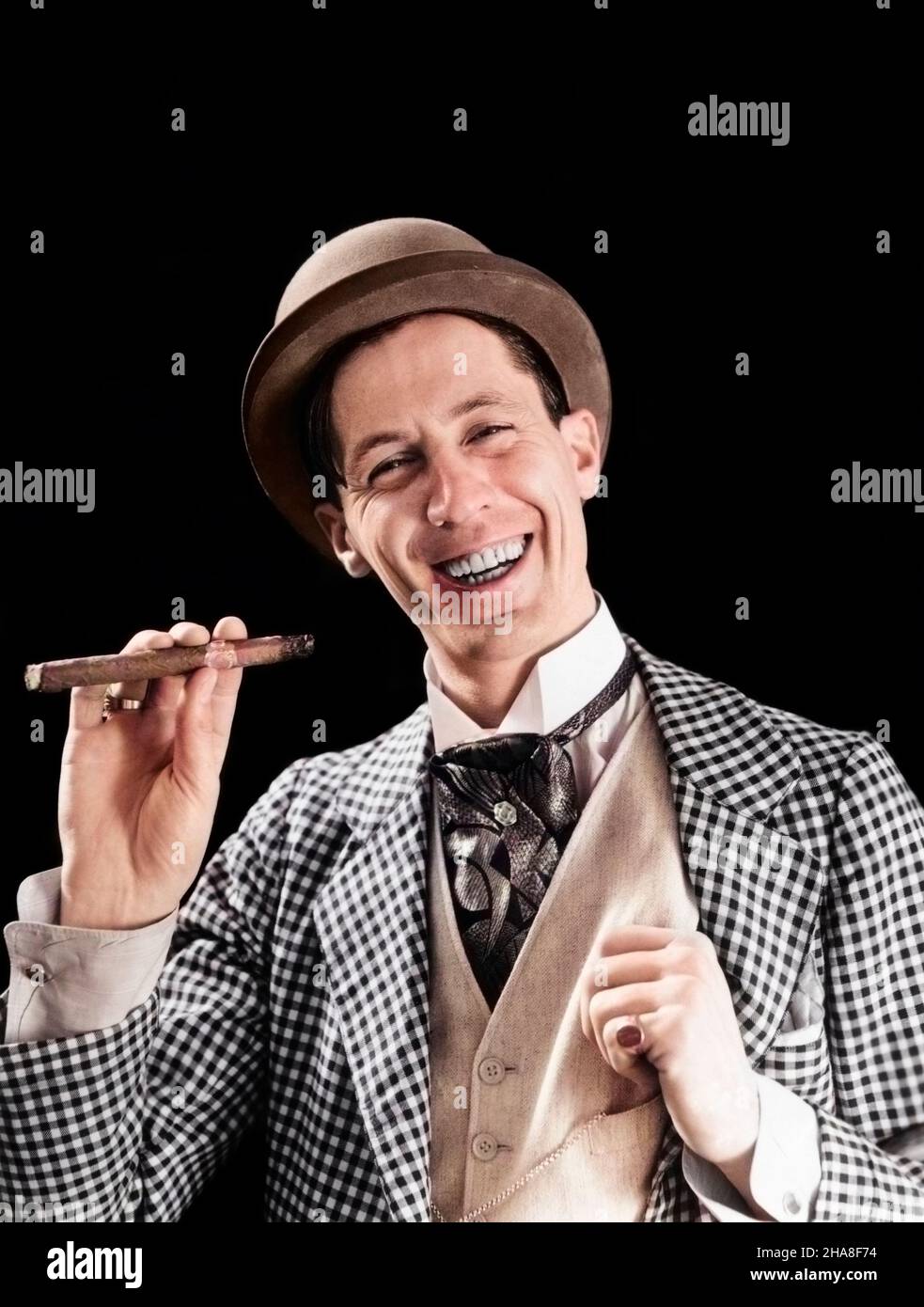 1910s 1920s PORTRAIT SMILING CHARACTER CON MAN BOWLER HAT FANCY SUIT CRAVAT SMOKING CIGAR LOOKING AT CAMERA - s5306c HAR001 HARS VEST EYE CONTACT HAPPINESS SHADY OPERATOR CHEERFUL CHEAT CRAVAT CON CON MAN SCOUNDREL SHYSTER BOWLER HAT CONFIDENCE GAME OCCUPATIONS SHARP SMILES SWINDLER CROOK JOYFUL STYLISH DANDY CHECKERED JACKET DERBY HAT INHALING MID-ADULT MID-ADULT MAN UNTRUSTWORTHY CAUCASIAN ETHNICITY DEVIOUS HAR001 OLD FASHIONED Stock Photo