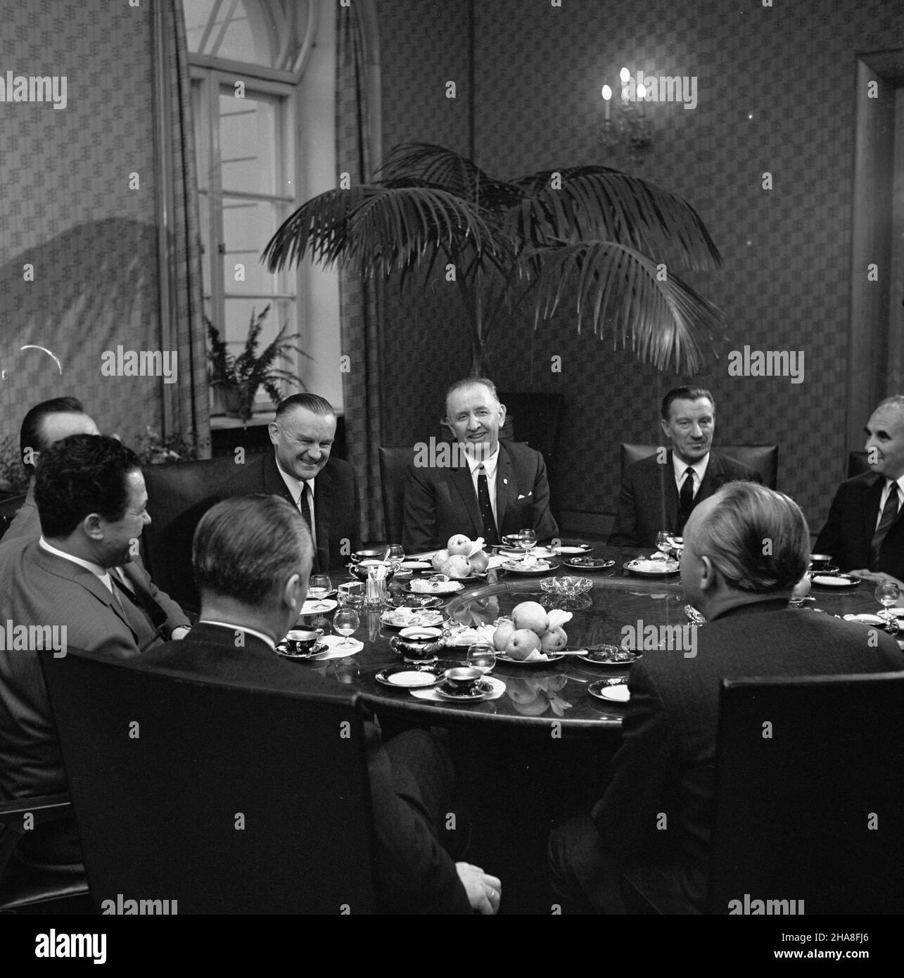 Warszawa, 1969-11-13. 12 listopada  z oficjaln¹ wizyt¹ przyby³ do Warszawy zwi¹zkowy sekretarz do spraw Handlu Zagranicznego Socjalistycznej Federacyjnej Republiki Jugos³awi Mohamed Had¿iæ. Towarzyszy³ mu jego zastêpca Djuro Martinowiæ. Celem pobytu by³y rozmowy na temat wymiany handlowej miêdzy Polsk¹ a Jugos³awi¹. 13 listopada M. Had¿iæ zosta³ przyjêty przez wicepremiera Piotra Jaroszewicza (przodem L).  uu  PAP/Edmund Uchymiak      Warsaw, November 13, 1969. On November 12, 1969 Secretary for Foreign Trade of the Socialist Federal Republic of Yugoslavia Mohamed Hadzic arrived in Warsaw for Stock Photo