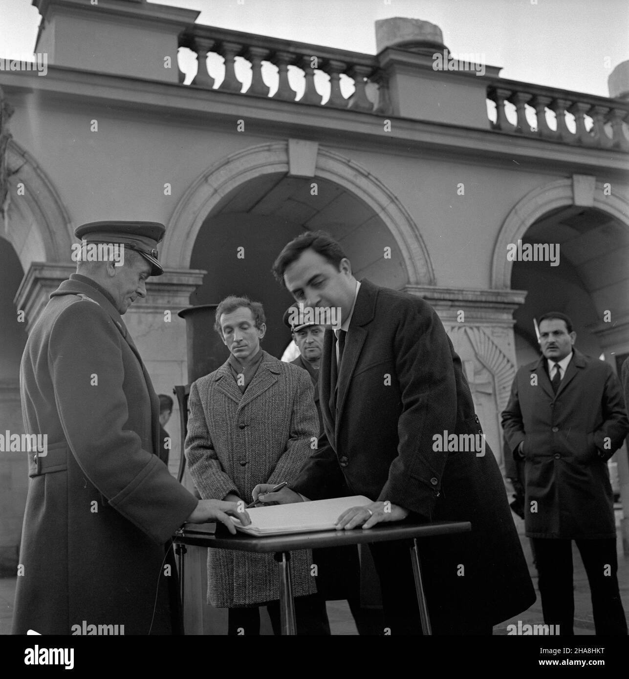 Warszawa, 1969-11-17. Na zaproszenie Komitetu Centralnego Polskiej Zjednoczonej Partii Robotniczej (PZPR), Rady Pañstwa i rz¹du PRL przyby³a do Polski 17 listopada 1969 r. partyjno-rz¹dowa delegacja Arabskiej Republiki Syryjskiej. Delegacji przewodniczy³ sekretarz generalny Partii Socjalistycznego Odrodzenia Arabskiego (BASS) Nureddin Atassi, szef pañstwa i rz¹du syryjskiego.  W godzinach przedpo³udniowych N. Atassi (nz. C) z³o¿y³ wieniec na Grobie Nieznanego ¯o³nierza oraz dokona³ wpisu do ksiêgi pami¹tkowej.  uu  PAP/Stanis³aw D¹browiecki      Warsaw, Nov. 17, 1969. The visit of the governme Stock Photo