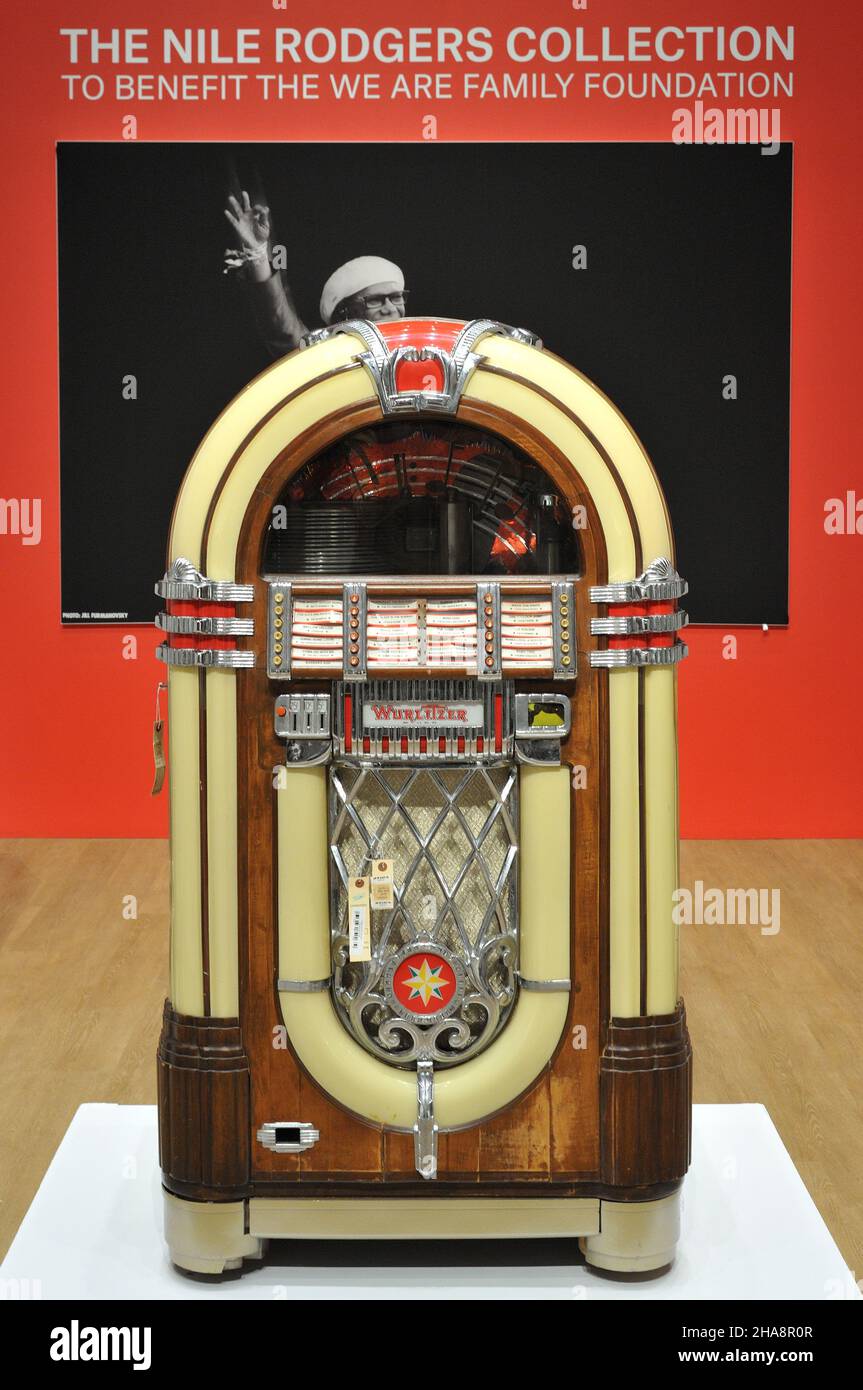 New York, USA. 11th Dec, 2021. Circa 1946 Wurlitzer Model 1015 'The Bubbler' jukebox on display at the Nile Rodgers Collection pre-auction exhibition at Christie's in New York, NY on December 11, 2021. (Photo by Stephen Smith/SIPA USA) Credit: Sipa USA/Alamy Live News Stock Photo