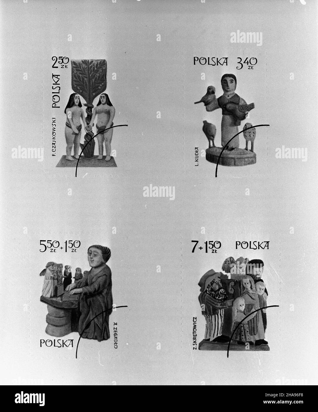 Polska, 1969-11-13. Seria znaczków Poczty Polskiej z 1969 r. pt. Twórcy rzeŸby ludowej zaprojektowanych przez S. Ma³eckiego. Seria sk³ada³a siê z czterech znaczków o wartoœciach 2,50z³, 3,40z³, 5,50+1,50z³ i 7+1,50z³.  mta  PAP/Reprodukcja      Poland, Nov. 12, 1969. A series of Polish Post stamps issued in 1969 entitled 'The Polish Peasant Sculptors' and designed by S. Malecki. The series was made up of four stamps of the value of 2,50 PLN, 3.40 PLN, 5.50 plus 1.50 PLN and 7plus1.50 PLN.   mta  PAP/Reproduction Stock Photo