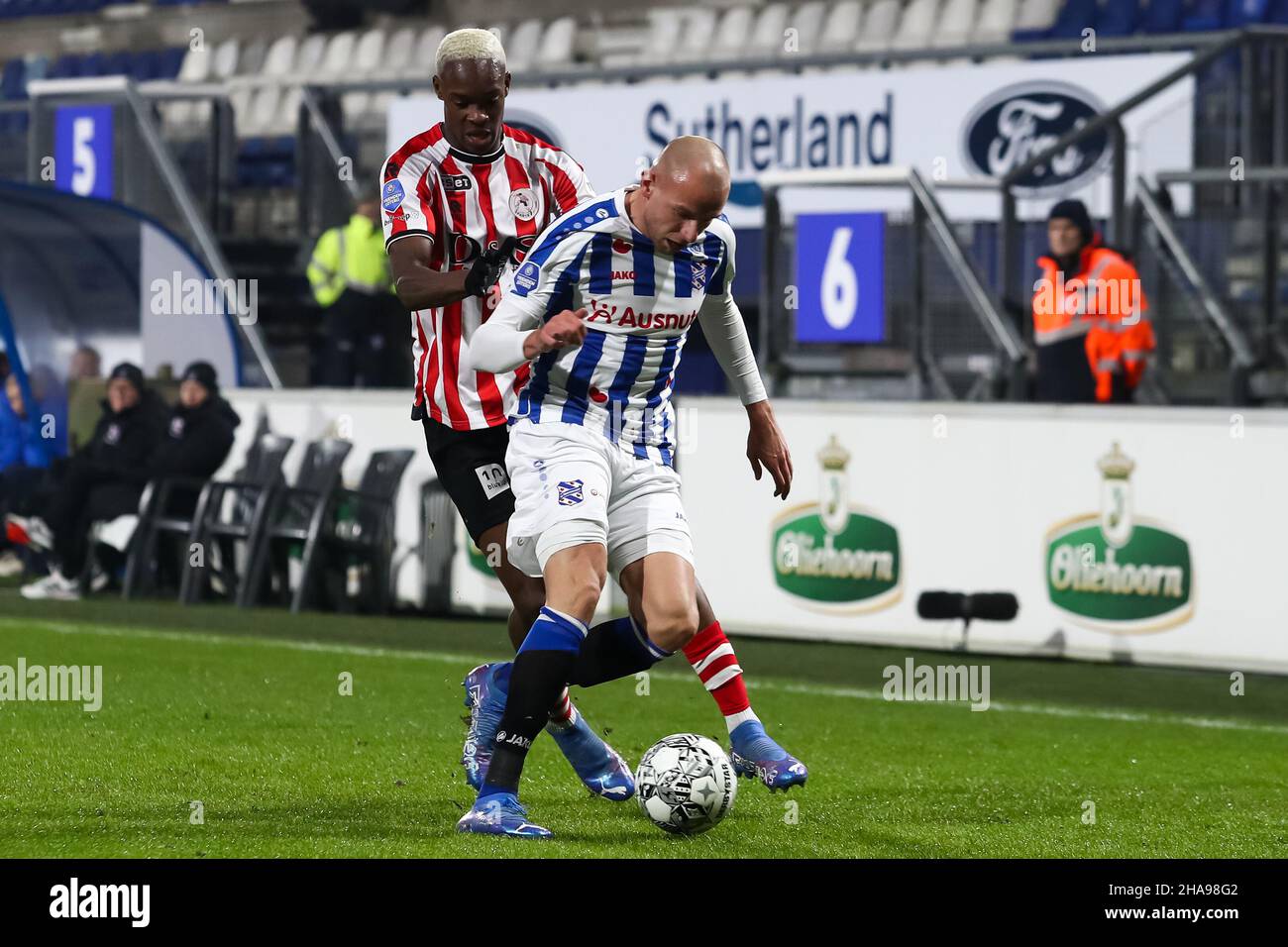 HEERENVEEN, NETHERLANDS - DECEMBER 11: Sven van Beek of SC Heerenveen and Emanuel Emegha of Sparta Rotterdam battle for possession during the Dutch Eredivisie match between SC Heerenveen and Sparta Rotterdam at the Abe Lenstra Stadion on December 11, 2021 in Heerenveen, Netherlands (Photo by Pieter van der Woude/Orange Pictures) Stock Photo