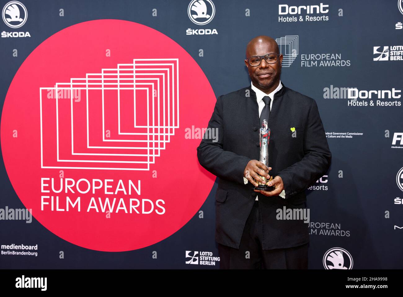 Berlin, Germany. 11th Dec, 2021. Steve McQueen receives the award for innovative storytelling for 'Small Axe' at the 34th European Film Awards. The European Film Academy presents the awards in Berlin. Credit: Christian Mang/Reuters/Pool/dpa/Alamy Live News Stock Photo