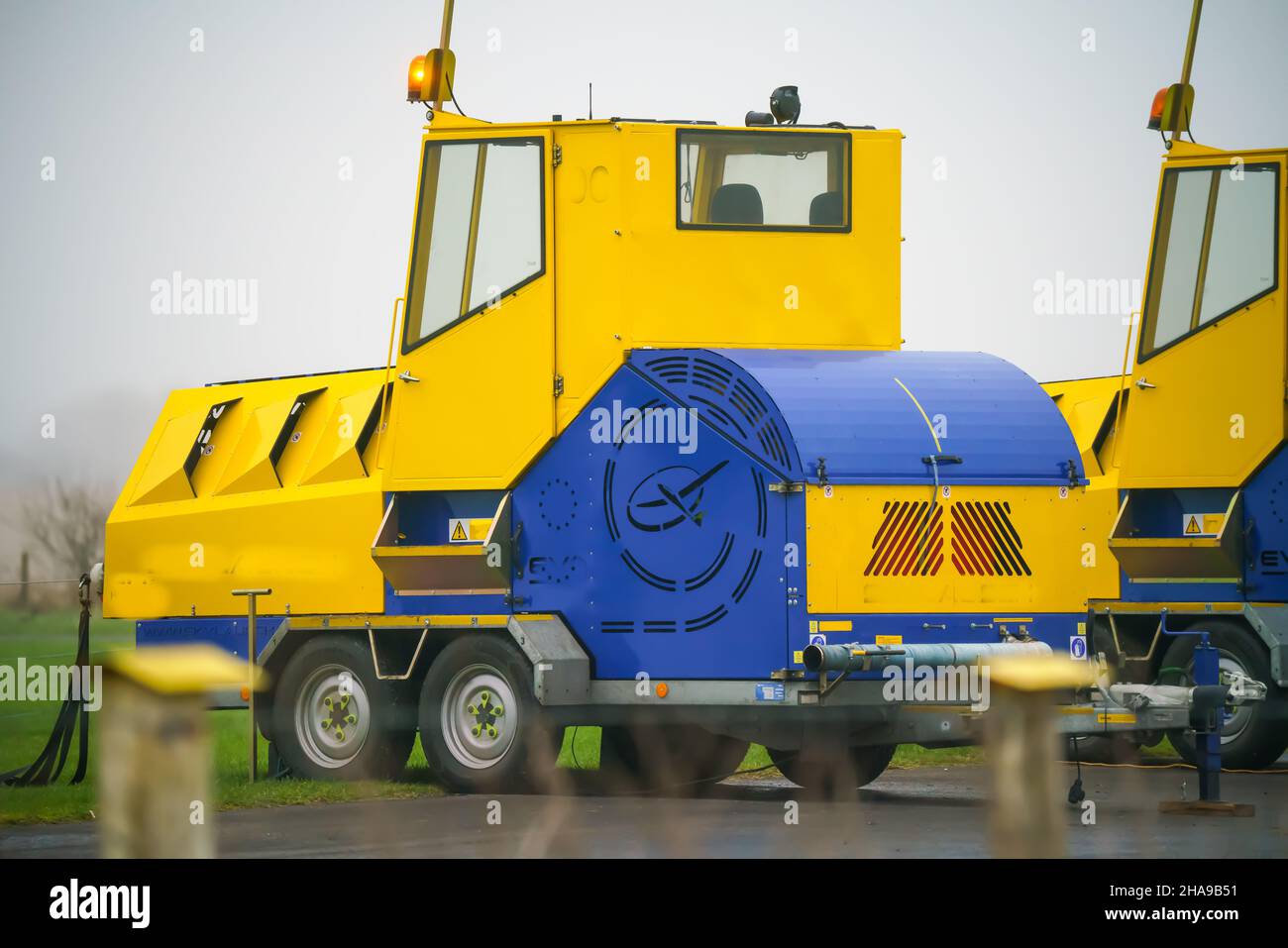 Skylaunch glider high speed cable winch launching system at the end of an airfeld runway, Wiltshire UK Stock Photo