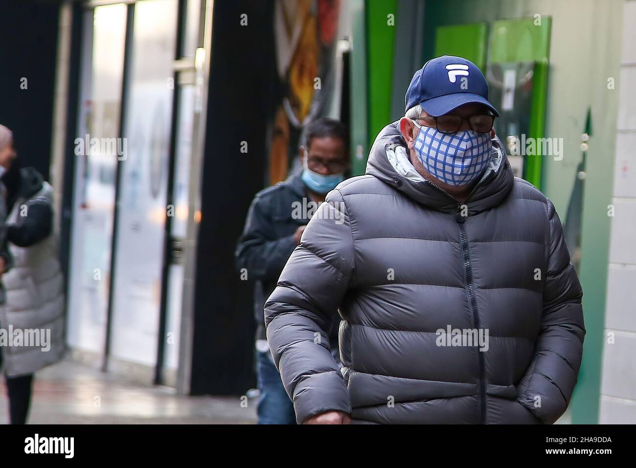 London, UK. 9th Dec, 2021. A man wearing a face mask as a preventive measure against the spread of coronavirus walks on the street.Omicron variant continues to spread in the UK. The government has announced Plan B rules which includes compulsory wearing of face masks in more indoor places. (Credit Image: © Dinendra Haria/SOPA Images via ZUMA Press Wire) Stock Photo