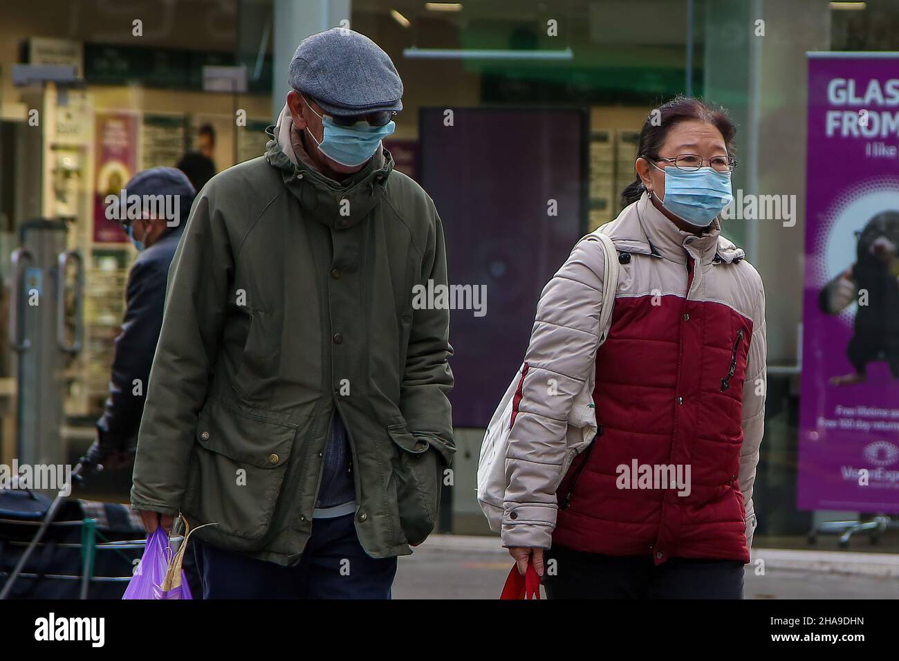 London, UK. 9th Dec, 2021. A couple wearing face masks as a preventive measure against the spread of coronavirus walks on the street.Omicron variant continues to spread in the UK. The government has announced Plan B rules which includes compulsory wearing of face masks in more indoor places. (Credit Image: © Dinendra Haria/SOPA Images via ZUMA Press Wire) Stock Photo
