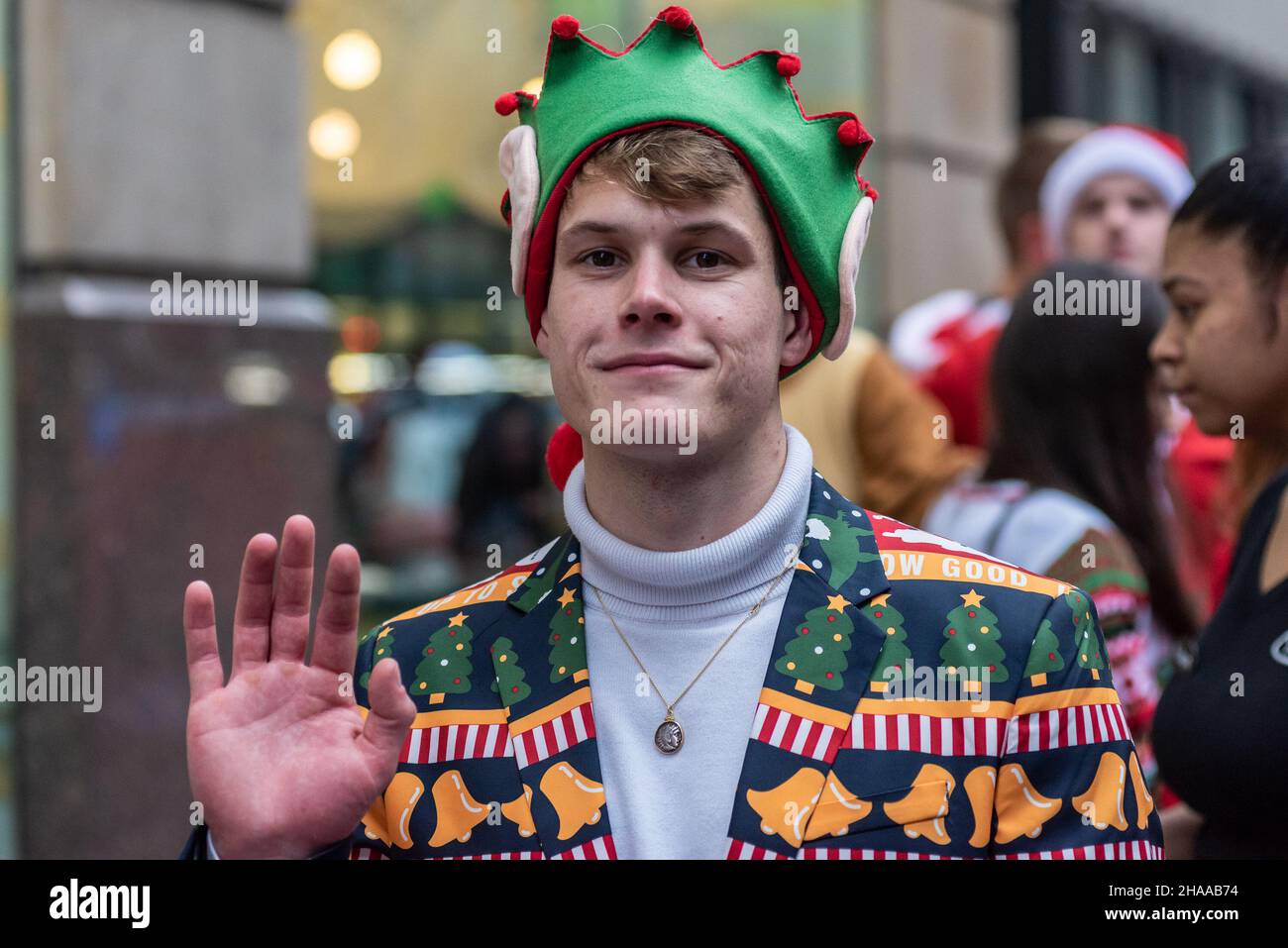 New York, USA. 11th Dec, 2021. An "Elf" stands in line outside Yardhouse in New York, NY, on Dec. 11, 2021. (Photo by Gabriele Holtermann/Sipa USA) Credit: Sipa USA/Alamy Live News Stock Photo