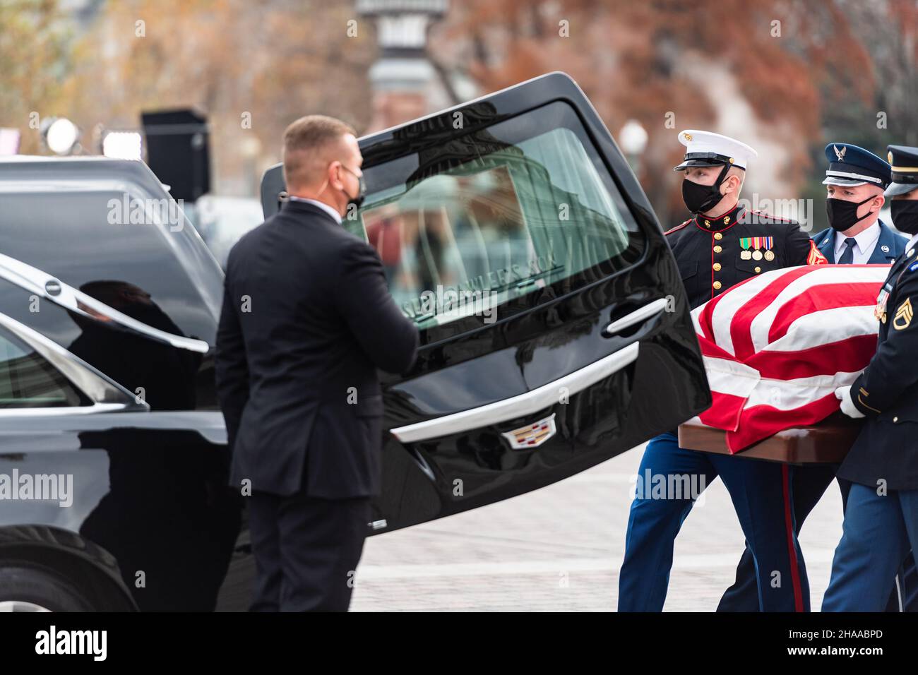 A Joint Casket Team places the flag-draped casket of World War II veteran and former Senator Robert J. Dole into a hearse at the U.S. Capitol, Washington, D.C., Dec. 10, 2021. After a funeral service and commemoration at the World War II Memorial, Dole’s remains will travel to Kansas one last time before returning to Washington, D.C., for burial.    (U.S. Army photo by Sgt. Zachery Perkins) Stock Photo