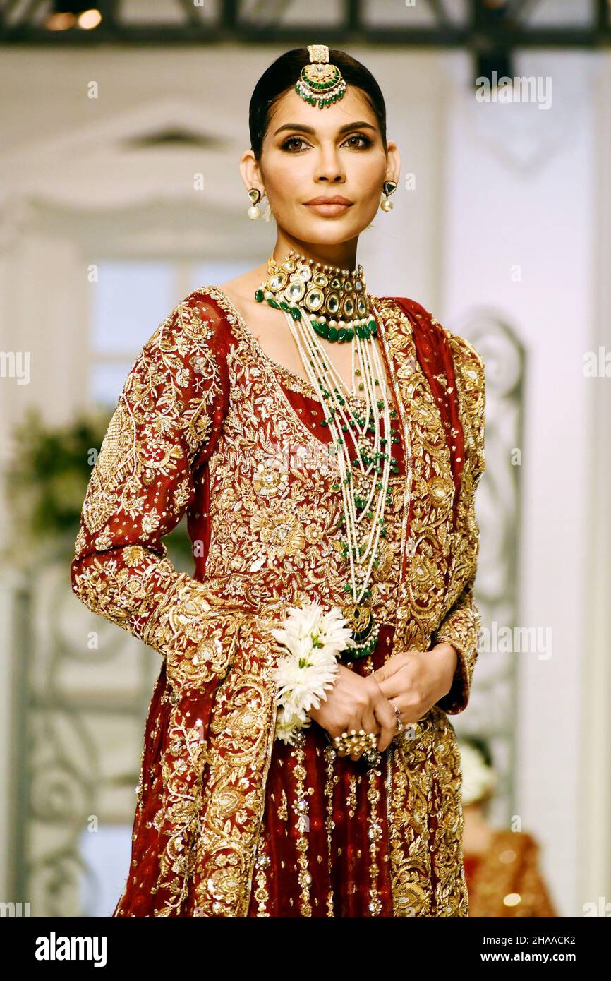 Lahore, Pakistan. 11th Dec, 2021. A model presents a creation on the second  day of Bridal Couture Week in Lahore, Pakistan, Dec. 11, 2021. Credit:  Sajjad/Xinhua/Alamy Live News Stock Photo - Alamy