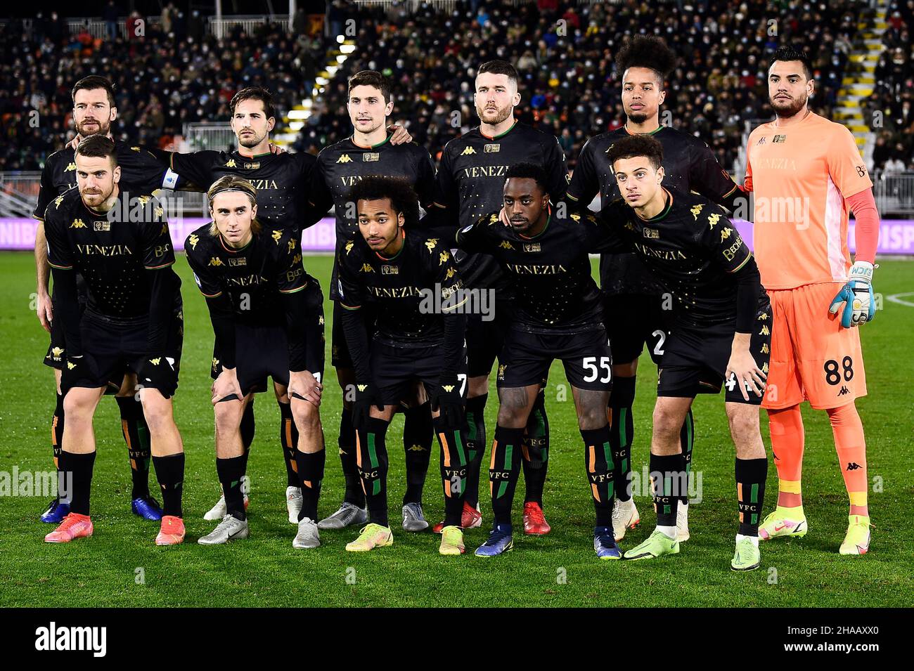 Venice, Italy. 11 December 2021. Players of Venezia FC pose for a team  photo prior to the Serie A football match between Venezia FC and Juventus  FC. Credit: Nicolò Campo/Alamy Live News
