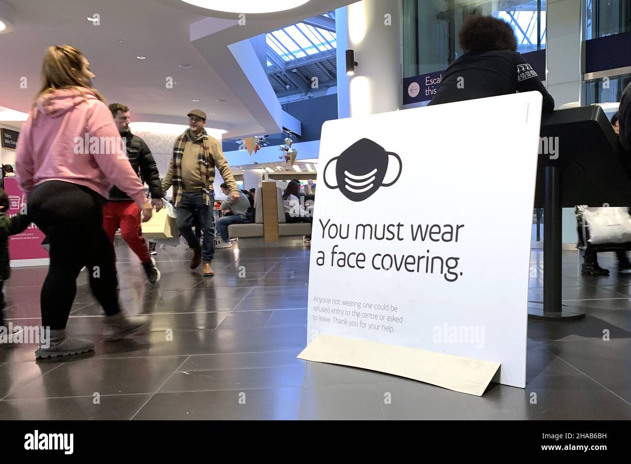 Lakeside Shopping Centre, Thurrock, UK. 12th December 2021. Mask-less Christmas shoppers pack into the Lakeside Shopping Centre in Thurrock, Essex despite Government advice and the shopping centre rules of entry.  Credit: Headlinephoto/Alamy Live News Stock Photo