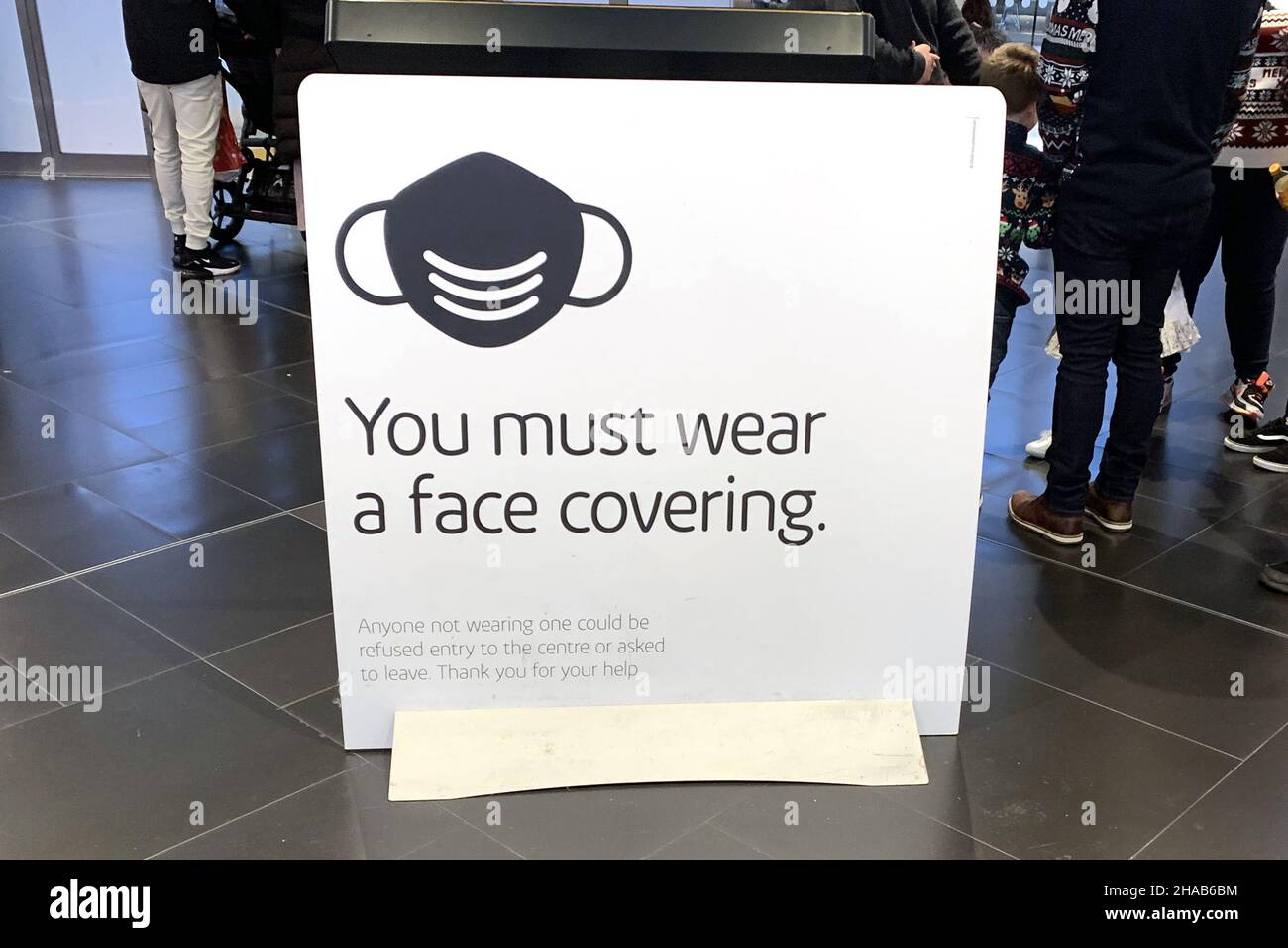 Lakeside Shopping Centre, Thurrock, UK. 12th December 2021. Mask-less Christmas shoppers pack into the Lakeside Shopping Centre in Thurrock, Essex despite Government advice and the shopping centre rules of entry.  Credit: Headlinephoto/Alamy Live News Stock Photo