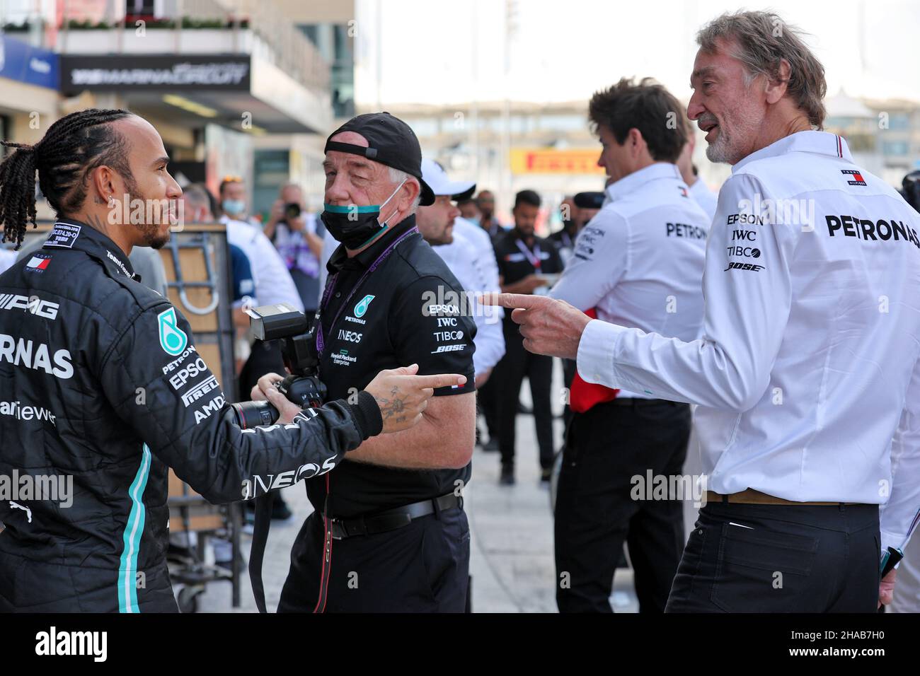 Abu Dhabi, Abu Dhabi. 12th Dec, 2021. (L to R): Lewis Hamilton (GBR) Mercedes AMG F1 with Jim Ratcliffe (GBR) Chief Executive Officer of Ineos/Mercedes AMG F1 Shareholder at a team photograph. 12.12.2021. Formula 1 World Championship, Rd 22, Abu Dhabi Grand Prix, Yas Marina Circuit, Abu Dhabi, Race Day. Photo credit should read: XPB/Press Association Images. Credit: XPB Images Ltd/Alamy Live News Credit: XPB Images Ltd/Alamy Live News Stock Photo