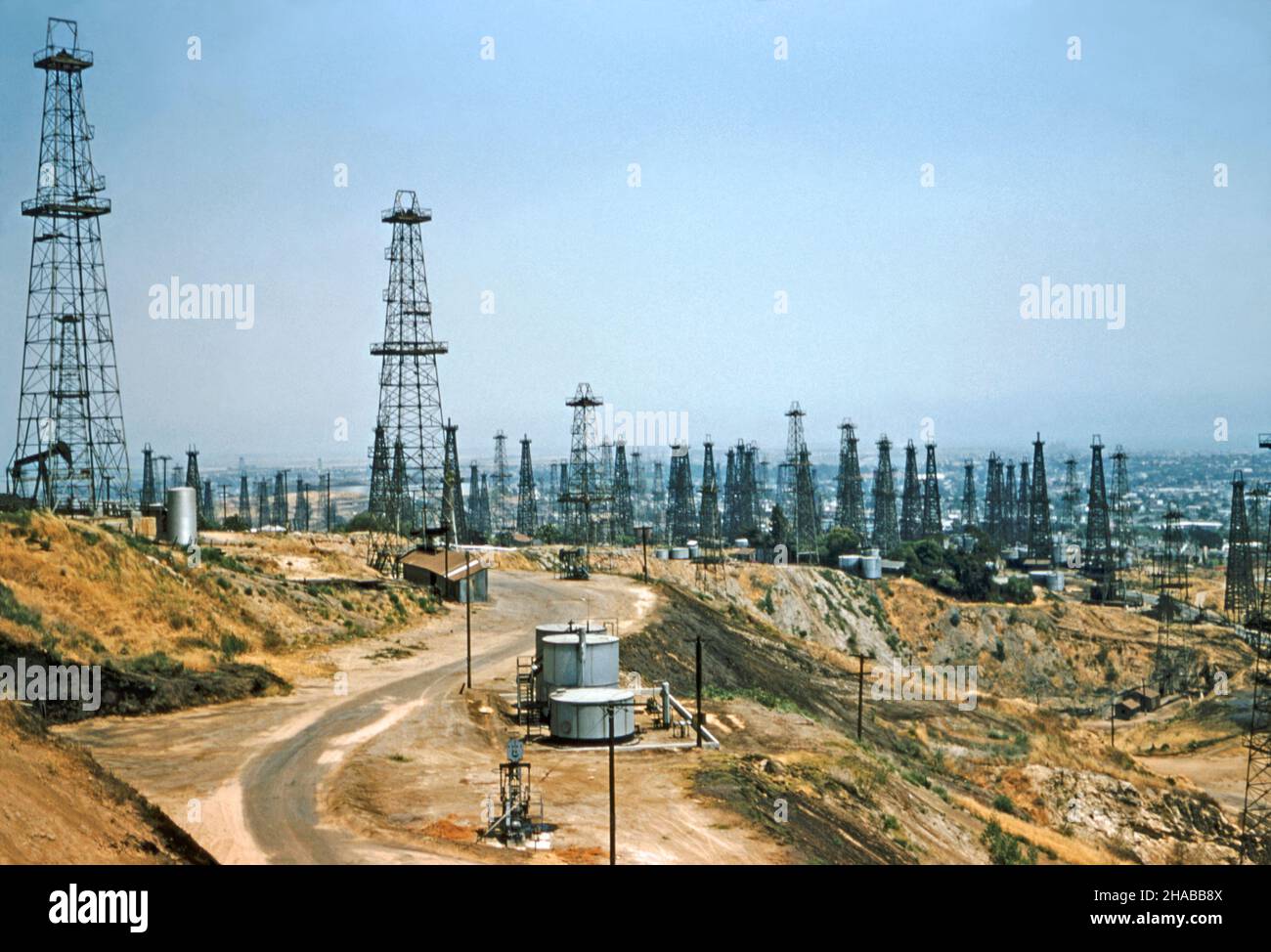 Oil fields los angeles hires stock photography and images Alamy
