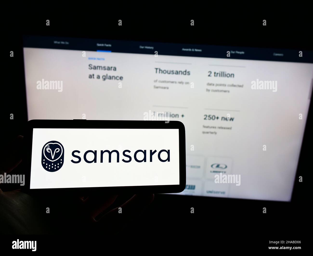 Person holding cellphone with logo of US cloud software company Samsara