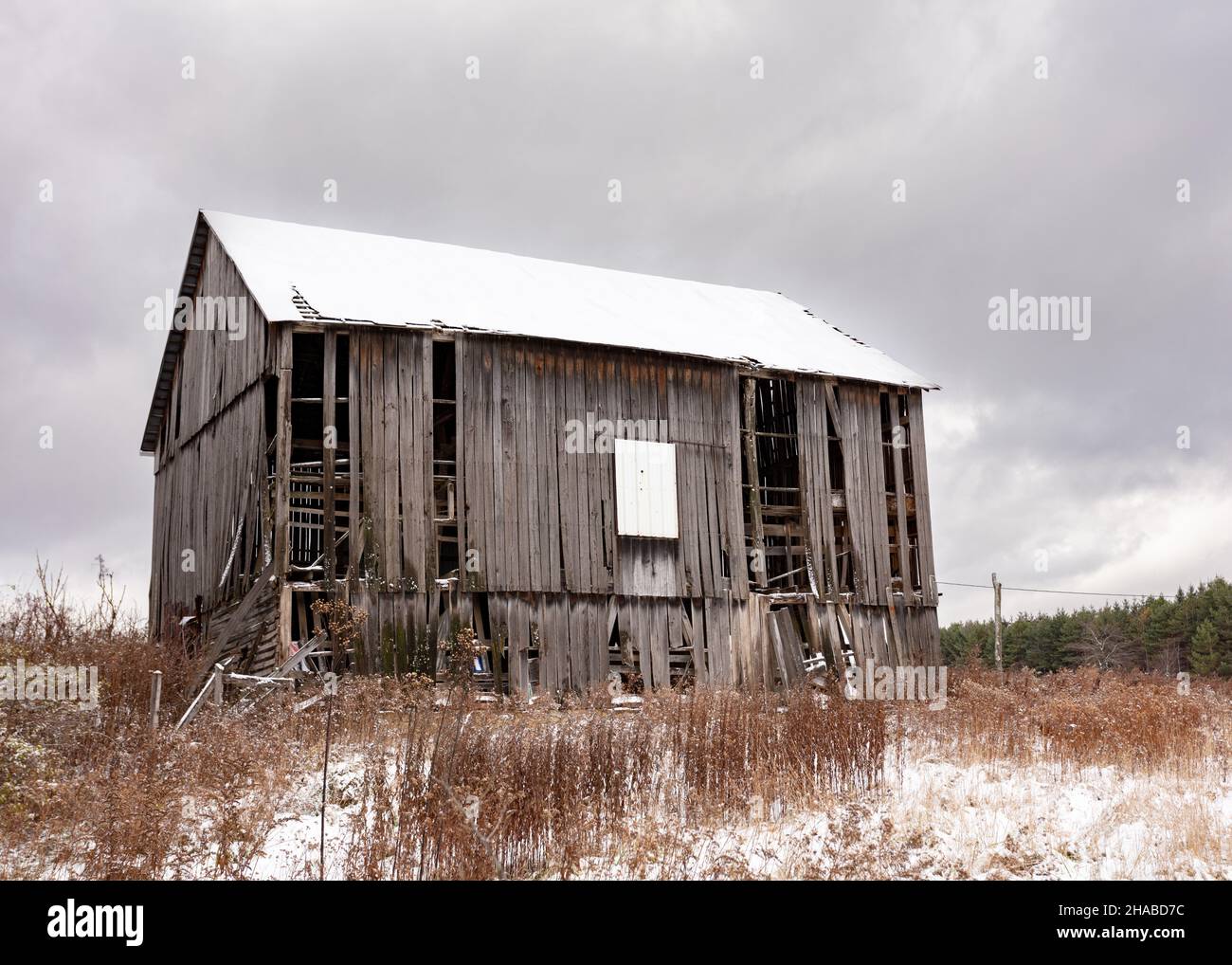 An old abandoned wooden barn in a field Stock Photo - Alamy