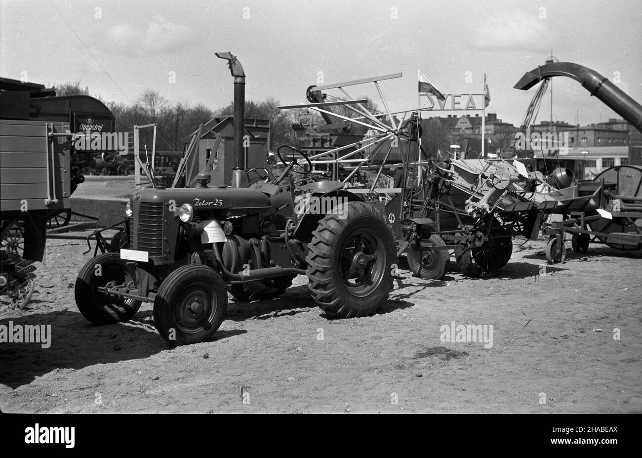 Poznañ, 1949-04-23. XXII Miêdzynarodowe Targi Poznañskie (23 IV-10 V). Nz. wystawa maszyn rolniczych. Na pierwszym planie traktor Zetor 25. wb  PAP      Poznan, April 23, 1949. The 22nd Poznan International Fair  (23 April-10 May). Pictured: an exhibition of agricultural machines. In the foreground the Zetor 25 tractor.  wb  PAP Stock Photo