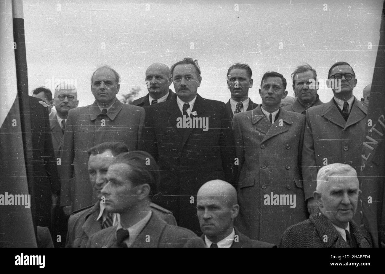 Warszawa, 1949-05-01. Manifestacja pierwszomajowa. Nz. w  górnych rzêdach, od prawej: wiceprezes Rady Ministrów Aleksander Zawadzki, wicepremier Antoni Korzycki, wicemarsza³ek Sejmu Roman Zambrowski, kierownik Wydzia³u Rolnego KC PZPR Hilary Che³chowski, prezydent Boles³aw Bierut, wicemarsza³ek Sejmu Stanis³aw Szwalbe, podesekretarz stanu w Prezydium Rady Ministrów Jakub Berman oraz minister sprawiedliwoœci Henryk Œwi¹tkowski. ka  PAP    Warsaw, May 1, 1949. May Day rally. Pictured: in the upper rows, from the right: deputy head of the Council of Ministers Aleksander Zawadzki, deputy PM Antoni Stock Photo