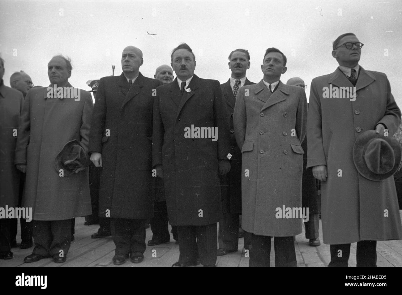 Warszawa, 1949-05-01. Manifestacja pierwszomajowa. Nz. od prawej: wiceprezes Rady Ministrów Aleksander Zawadzki, wicemarsza³ek Sejmu Roman Zambrowski, kierownik Wydzia³u Rolnego KC PZPR Hilary Che³chowski, prezydent Boles³aw Bierut, wicemarsza³ek Sejmu Stanis³aw Szwalbe (w g³êbi), premier Józef Cyrankiewicz, podesekretarz stanu w Prezydium Rady Ministrów Jakub Berman oraz minister sprawiedliwoœci Henryk Œwi¹tkowski (w g³êbi). ka  PAP    Warsaw, May 1, 1949. May Day rally. Pictured: from left - deputy head of the Council of Ministers Aleksander Zawadzki, deputy Sejm Speaker Roman Zambrowski, he Stock Photo