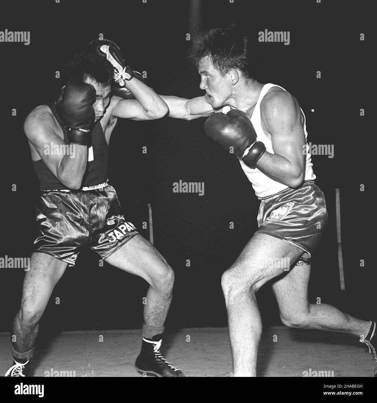 Warszawa, 27.08.1961. Na warszawskim Torwarze odby³o sie miêdzynarodowe spotkanie bokserskie Polska - Japonia zakoñczone zwyciêstwem bokserów polskich 14:0. N/z: w wadze lekkoœredniej Jerzy Kulej (P) pokana³ Watanabe. (mr) PAP/Zbigniew Matuszewski     Warsaw, 27.08.1961. International Boxing Tournament Poland-Japan. Polish boxerw won 14:0. Pictured: in middleweight Polish Jerzy Kulej (R) won with Watanabe. (mr) PAP/Zbigniew Matuszewski Stock Photo