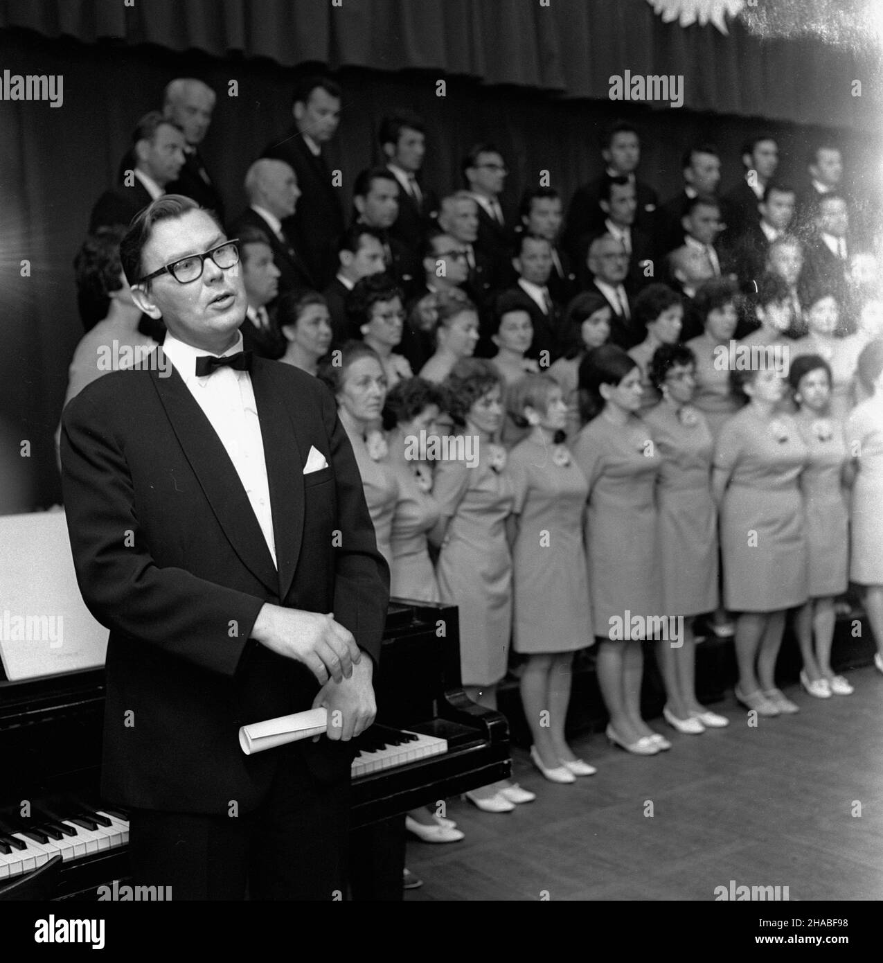 Szczecin, 1969. Sesja nagraniowa w rozg³oœni Polskiego Radia w Szczecinie. Nz. Zbigniew Pawlicki dziennikarz. uu  PAP/Wituszyñski    Dok³adny miesi¹c i dzieñ wydarzenia nieustalone.    Szczecin, 1969. The Polish Radio's recording session. Pictured: reporter Zbigniew Pawlicki.  uu  PAP/Wituszynski Stock Photo