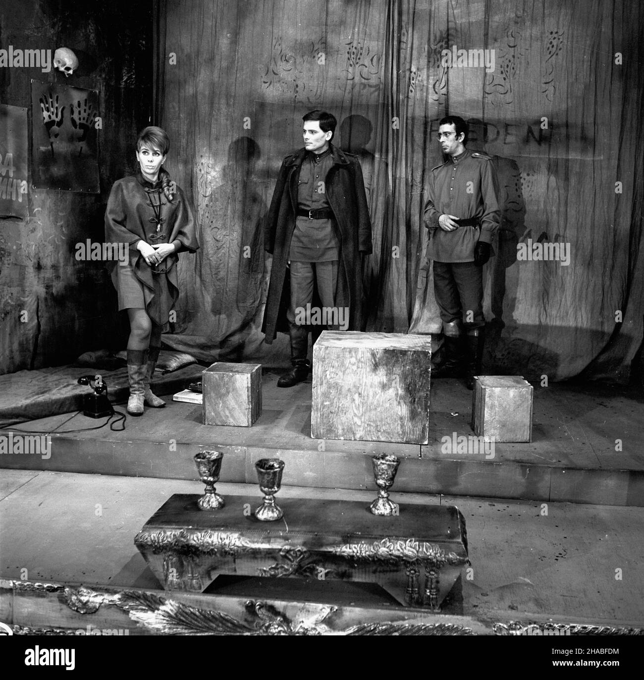 Koszalin, 1969-09-21. Ba³tycki Teatr Dramatyczny im. Juliusza S³owackiego wystawi³ sztukê radzieckiego dramatopisarza Aleksego Arbuzowa pt. Mój biedny Marat. Przedstawienie zosta³o wyre¿yserowane przez Romana Kordziñskiego, g³ówne role zagrali: Andrzej Ziêbiñski (Marat), Krystyna Ko³odziejczyk (Lika) i Stanis³aw Fr¹ckowiak (Leonek). Scenografiê przygotowa³a Zofia Wierchowicz. Nz. od lewej: Krystyna Ko³odziejczyk, Andrzej Ziêbiñski i Stanis³aw Fr¹ckowiak. uu PAP/Kazimierz Seko Koszalin, Sept. 21, 1969. The Juliusz Slowacki Baltic Dramatic Theatre staged a play by Soviet writer Aleksei Ar Stock Photo
