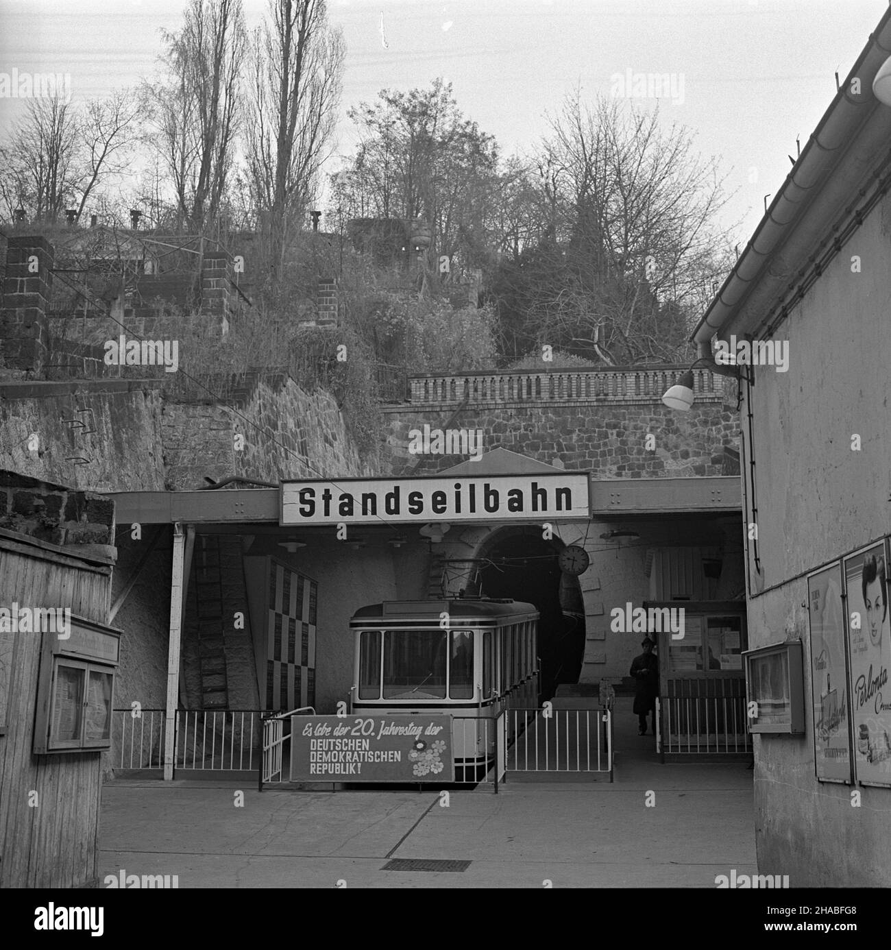 Niemcy, Drezno, 1969-10. Kolejka linowo - terenowa (tzw. fenikular) w DreŸnie (Standseilbahn), ³¹cz¹ca dzielnice Loschwitz i Weisser Hirsch, odddana do u¿ytku w 1895 roku. Nz. wejœcie na stacjê kolejki.  mb  PAP/Stanis³aw D¹browiecki    Dok³adny dzieñ wydarzenia nieustalony.      Germany, Dresden, Oct. 1969. Cableway in Dresden linking the Loschwitz and Weisser Hirsch districts, completed in 1895. Pictured: entrance to the cableway station.  mb  PAP/Stanislaw Dabrowiecki Stock Photo