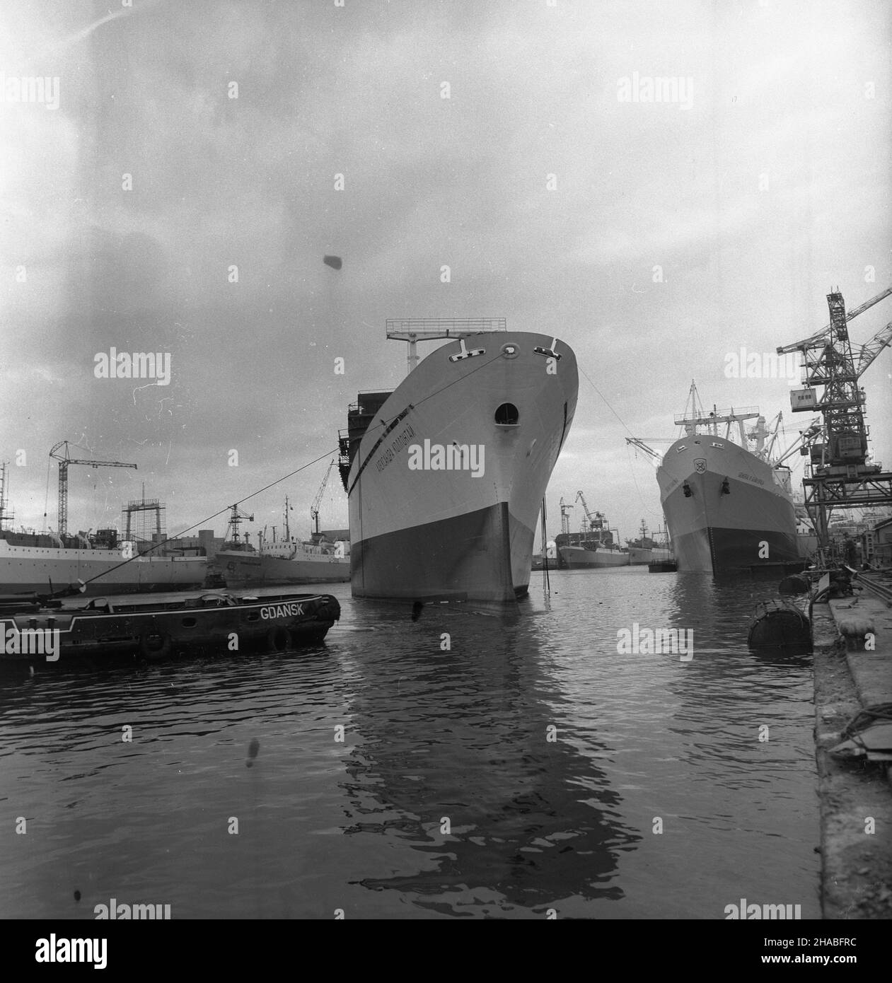 Gdañsk, 1969-10. Budowa ch³odniowca Aleksandra Ko³³¹taj, typ B443 o noœnoœci 4400 ton, w Stoczni imienia Lenina, w Gdañsku. Budowê ukoñczono w lipcu 1970 roku. Nz.  budowany ch³odniowiec po wodowaniu, przed nim holownik Pantera.  mb  PAP/B³a¿ewicz    Dok³adny dzieñ wydarzenia nieustalony.      Gdansk, Oct. 1969. Construction of Aleksander Kollataj freezer ship, type B443, deadweight 4400 tons, in the Lenin Shipyard in Gdansk. Construction was completed in July 1970. Pictured: the freezer ship after launching.  mb  PAP/Blazewicz Stock Photo