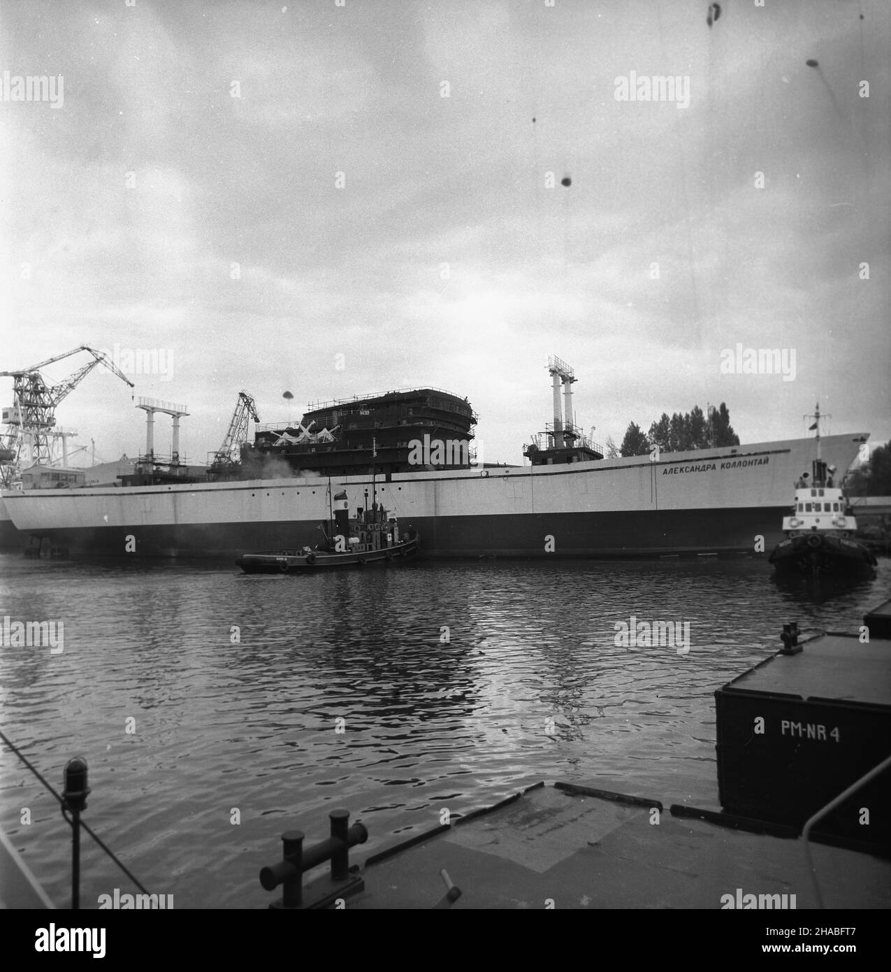 Gdañsk, 1969-10. Ch³odniowiec Aleksandra Ko³³¹taj, typ B443 o noœnoœci 4400 ton w Stoczni imienia Lenina w Gdañsku. Budowê ukoñczono w lipcu 1970 roku. Nz. ch³odniowiec po wodowaniu. mb  PAP/B³a¿ewicz    Dok³adny dzieñ wydarzenia nieustalony.      Gdansk, Oct. 1969. Construction of Aleksander Kollataj freezer ship, type B443, deadweight 4400 tons, in the Lenin Shipyard in Gdansk. Construction was completed in July 1970. Pictured: the freezer ship after launching.  mb  PAP/Blazewicz Stock Photo