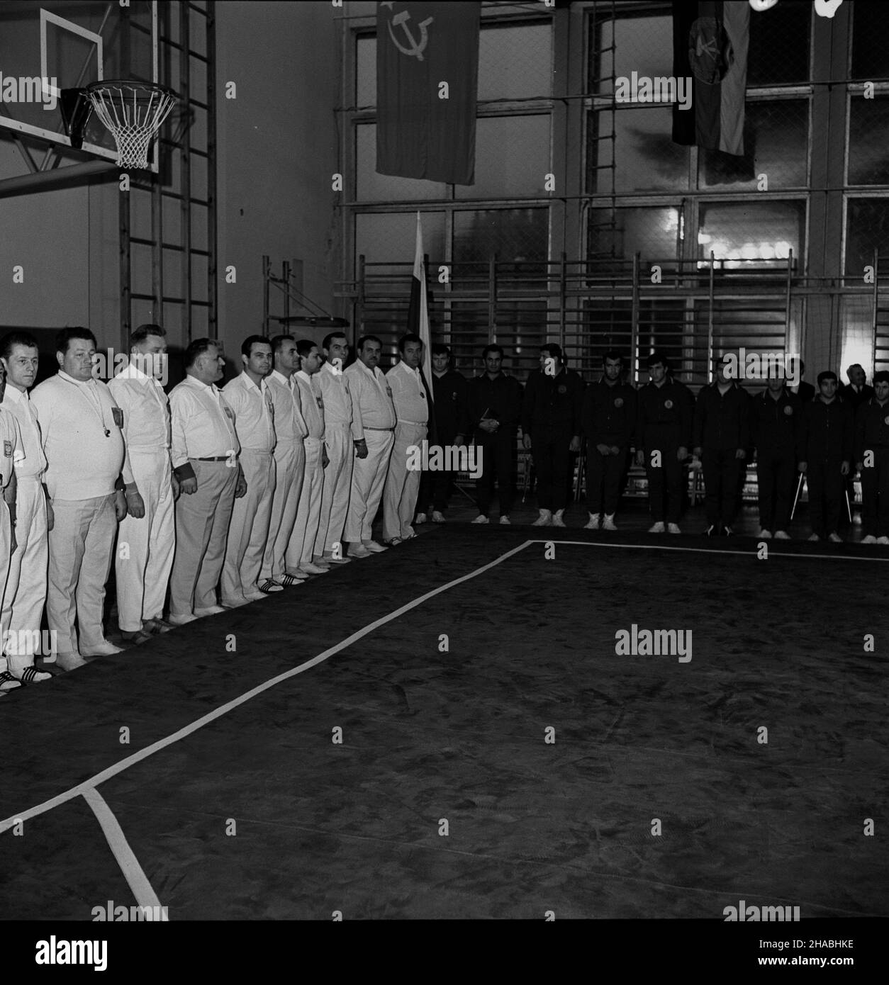 Zakopane, 1969-10-25. Miêdzynarodowy turniej zapaœniczy - O wstêgê Tatr - odby³ siê w zakopiañskim Centralnym Oœrodku Sportu Oœrodku Przygotowañ Olimpijskich (COS OPO). Wziê³o w nim udzia³ 44 zawodników z 5 pañstw: Bu³garii, Iranu, NRD, Litewskiej SRR i Rumunii oraz 45 reprezentantów Polski. Nz. po lewej sêdziowie zawodów. W oddali reprezentacja zapaœnicza Bu³garii w sk³adzie: Iwan Dimitrow (mistrz Europy), Wasyl Todorow (wicemistrz Europy), Osman Duraliew (wicemistrz Europy) oraz Welikow Todorow, Mehmed Hasanow, Iwan Krastew, Kosta Kostow, Angel Petrow, Kosci Iwanow, Ramadan Ahmedow. ad PAP/ Stock Photo