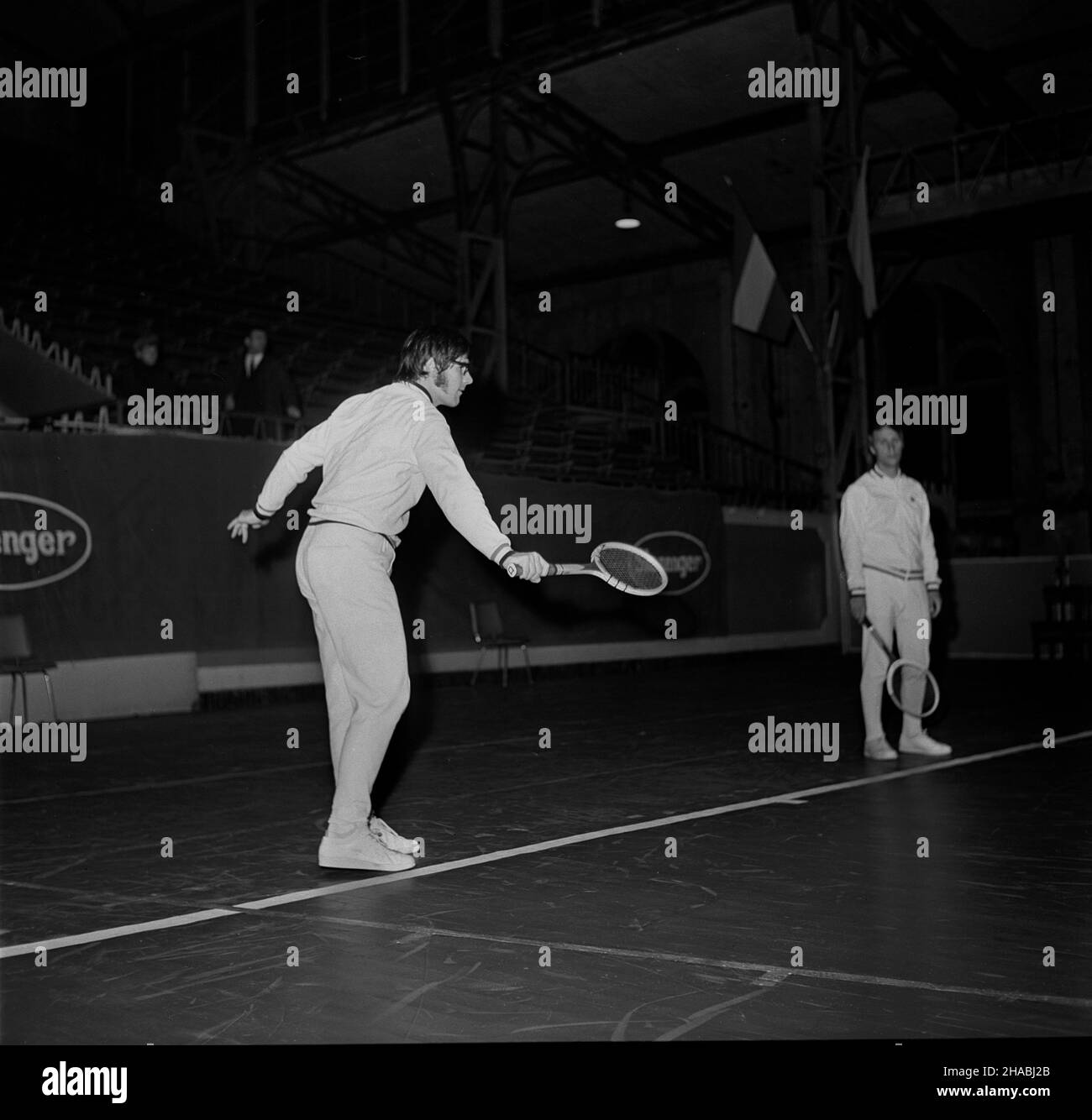 Warszawa, 1969-10-26. W dniach 25 - 26 paŸdziernika, w hali Gwardii odby³a siê pierwsza runda turnieju tenisowego o Puchar Króla Gustawa V, polscy tenisiœci wygrali z reprezentacj¹ Austrii 4:1. Nz. na korcie Hans Kary (L) i Detlef Herdy (P). ad  PAP/Muszyñski      Warsaw, October 26, 1969. The first round of the tennis tournament for the King Gustav V Cup took place in the Gwardia sport stadium between October 25  and 26. The Polish players won 4 to 1 with the Austrian team. Pictured on the tennis court  from left: Hans Kary (from left) and Detlef Herdy (from right).  PAP/Muszynski Stock Photo