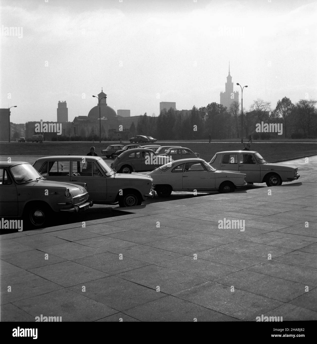 Warszawa, 1969-10-27. Parking na ty³ach Teatru Wielkiego. Nz. m.in.: Skoda 1000 MB (L), Fiat 125 p (2L), Volkswagen Typ 1 (3L), Renault R8 (P). ad  PAP/Edmund Uchymiak    Warsaw, Oct. 27. A car park at the back of the Grand Theater. Pictured: Skoda 1000 MB (l), Fiat 125 p (2l), Volkswagen type 1 (3l), Renault R8 (right).  ad  PAP/Edmund Uchymiak Stock Photo