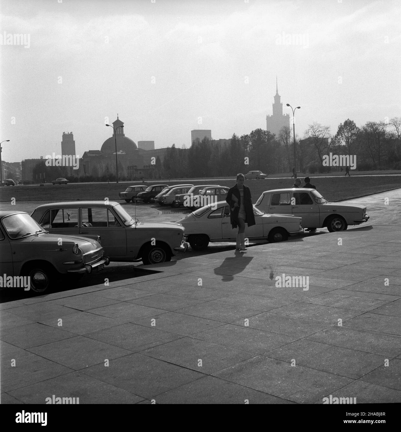 Warszawa, 1969-10-27. Parking na ty³ach Teatru Wielkiego. Nz. m.in.: Skoda 1000 MB (L), Fiat 125 p (2L), Volkswagen Typ 1 (3L). ad  PAP/Edmund Uchymiak    Warsaw, Oct. 27. A car park at the back of the Grand Theater. Pictured: Skoda 1000 MB (l), Fiat 125 p (2l), Volkswagen type 1 (3l).  ad  PAP/Edmund Uchymiak Stock Photo