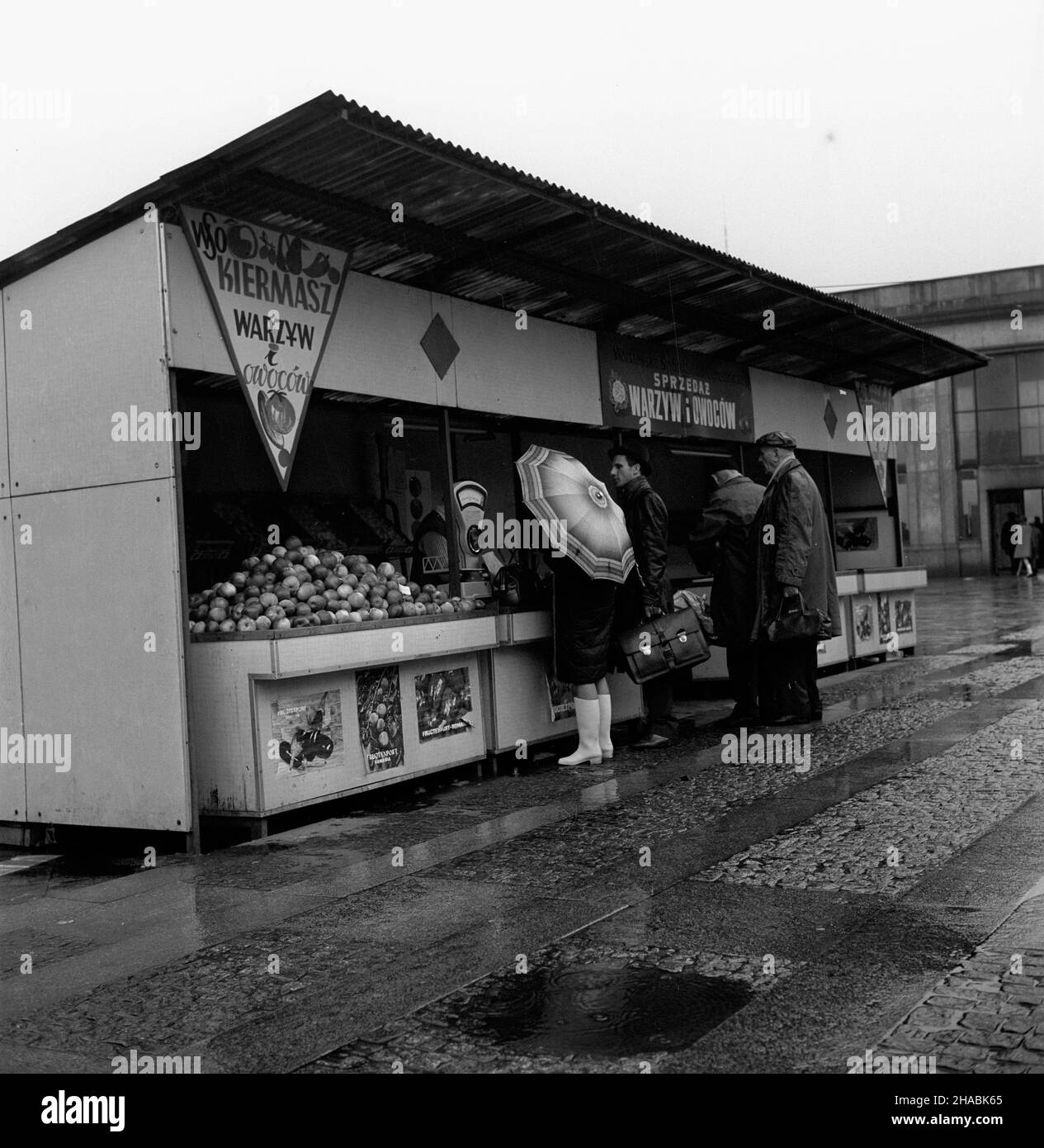 Warszawa, 1969-11. Pawilon handlowy Warszawskiej Spó³dzielni Ogrodniczej usytuowany przy budynku dworca Warszawa-Œródmieœcie. uu  PAP/Henryk Rosiak    Dok³adny dzieñ wydarzenia nieustalony.      Warsaw, November 1969. A shop of Warsaw Horticultural Cooperative located at the building of railway station Warsaw-Srodmiescie.  uu  PAP/Henryk Rosiak Stock Photo