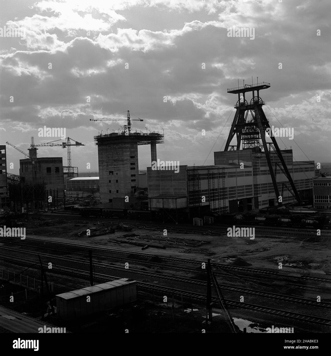 Jastrzêbie Zdrój, 1969-11. Koñcowa faza budowy Kopalni Wêgla Kamiennego Zofiówka (od 1974 roku nosz¹cej miano Manifest Lipcowy), oddanej do u¿ytku 4 grudnia 1969 roku. Po prawej dŸwig kopalniany. mb  PAP/Stanis³aw Jakubowski      Jastrzebie Zdroj, Nov. 11, 1969. The final stage of the construction of Zofiowka hard coal mine (as of 1974 named after the July Manifesto). The start-up took place on December 4, 1969. A mine crane from the right.  mb  PAP/Stanislaw Jakubowski Stock Photo