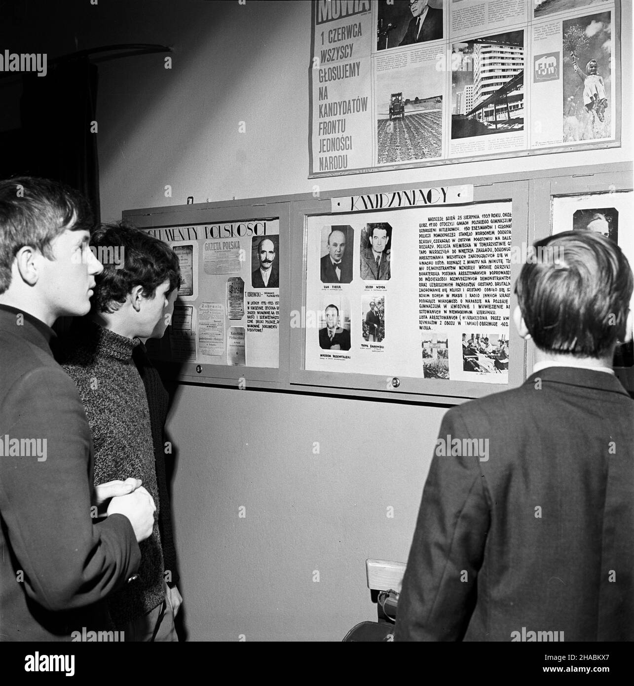 Kwidzyn, 1969-11. Gazetka szkolna w LO im. Stefana ¯eromskiego informuj¹ca o znanych obywatelach miasta oraz o g³osowaniu na Front Jednoœci Narodowej (FJN) w wyborach parlamentarnych. uu  PAP/Janusz Uklejewski    Dok³adny dzieñ wydarzenia nieustalony.      Kwidzyn, 1969-11. A news-sheet displayed on a board at Stefan Zeromski Secondary School, presenting well-known city residents and the results of vote for the National Unity Front (FJN) in parliamentary elections.  uu  PAP/Janusz Uklejewski Stock Photo