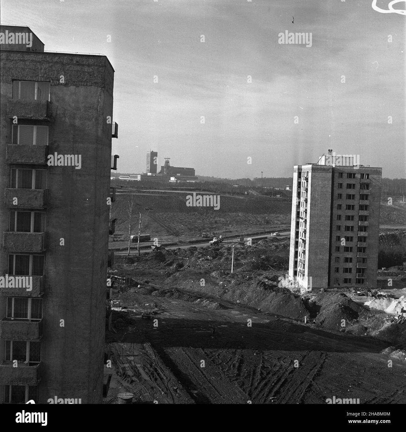 Katowice, 1969-11. Budowa osiedla mieszkaniowego Kopalni Wêgla Kamiennego Staszic w dzielnicy Giszowiec w po³udniowo-wschodniej czêœci miasta. Nz. plac budowy. uu  PAP/Stanis³aw Jakubowski    Dok³adny dzieñ wydarzenia nieustalony.      Katowice, November 1969. Construction of a settlement run by the Staszic hard coal mine in Giszowiec district in the south-east part of the city. Pictured: a building site.  uu  PAP/Stanislaw Jakubowski Stock Photo