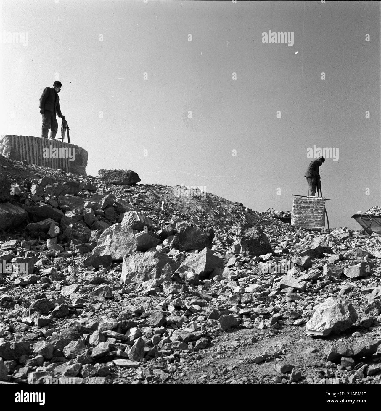 Bolechowice, 1969-11. Proces pozyskiwania marmuru w kamienio³omie. Nz. górnicy rozbieraj¹cy bry³y marmuru przy pomocy m³otów pneumatycznych. uu  PAP/W³odzimierz Wawrzynkiewicz    Dok³adny dzieñ wydarzenia nieustalony.      Bolechowice, November 1969. Marble excavating from the quarry. Pictured: quarry workers breaking marble blocks with jackhammers.  uu  PAP/Wlodzimierz Wawrzynkiewicz Stock Photo