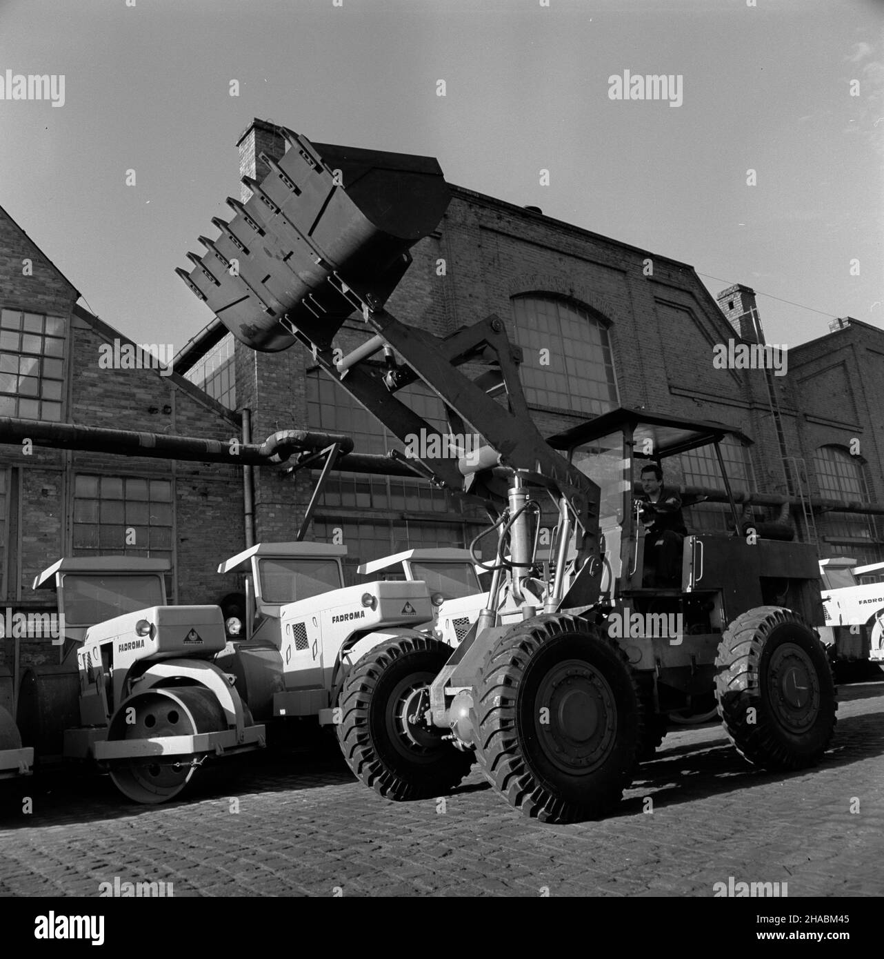 Wroc³aw, 1969-11. Fabryka Maszyn Drogowych Fadroma specjalizuj¹ca siê w produkcji koparek, ³adowarek i walców drogowych. Nz. ³adowarka hydrauliczna, w g³êbi walce. uu  PAP/Marian Soko³owski    Dok³adny dzieñ wydarzenia nieustalony.    Wroclaw, Nov. 1969. Fadroma Road Machine Factory specializing in the production of excavators, loaders and roadrollers. Pictured: a loading machine.  uu  PAP/Marian Sokolowski Stock Photo
