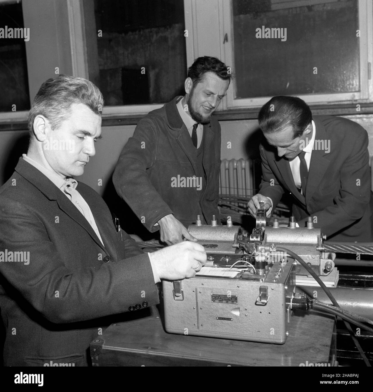 Kraków, 1969-11. Test kolejnego egzemplarza defektografu magnetycznego, s³u¿¹cego do badania lin stalowych. Nz. od lewej: doc. dr J. Stachurski, mgr in¿. J. Banaœ oraz dr in¿ J. Ogorza³ek. kw  PAP/Marek Langda  Dok³adny dzieñ wydarzenia nieustalony.      Cracow, Nov. 1969. A test of a successive copy of a magnetic equipment for examining steel lines. Pictured from left: Assistant Professor J. Stachurski, PhD. J. Ogorzalek and J. Banas (MA in Engineering).  kw  PAP/Marek Langda Stock Photo