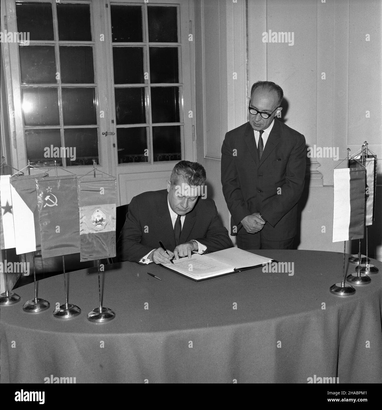 Warszawa, 1969-11. W dniach 18-22 listopada odby³o siê  posiedzenie Sta³ej Komisji Przemys³u Chemicznego RWPG. Protokó³ koñcowy podpisano 22 listopada. Nz. W. Plechacz (przedstawiciel CSRS) podpisuje protokó³ koñcowy. kw  PAP/Marian Soko³owski  Dok³adny dzieñ wydarzenia nieustalony.      Warsaw, Nov. 1969. A sitting of the Council's for Mutual Economic Assisstance Chemical Commission. A final protocol was signed on November 22. Pictured: W. Plekhach   (representing the Chechoslovak Socialis Republic) signing the final agreement.  kw  PAP/Marian Sokolowski Stock Photo